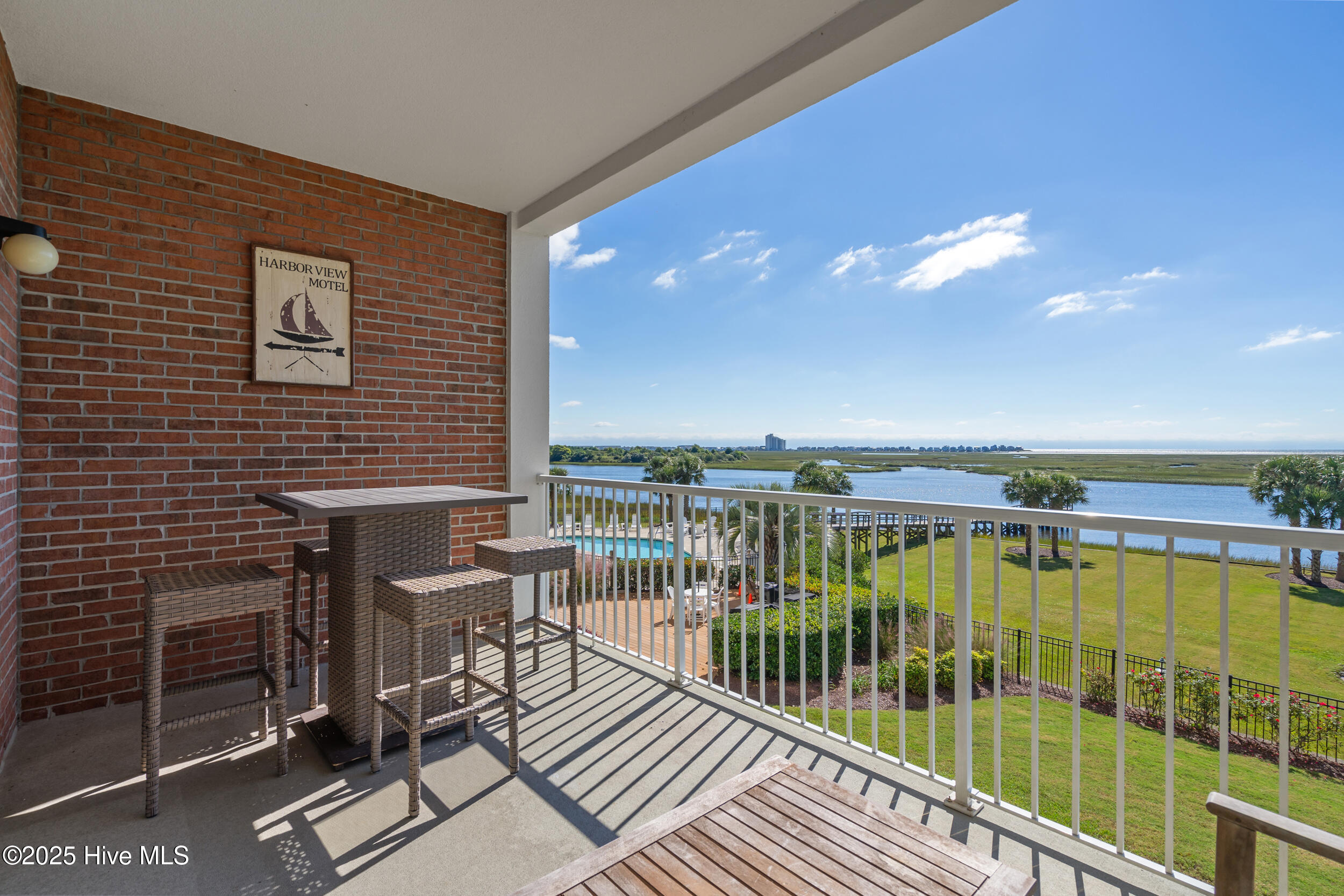 100537007 | Photo 28