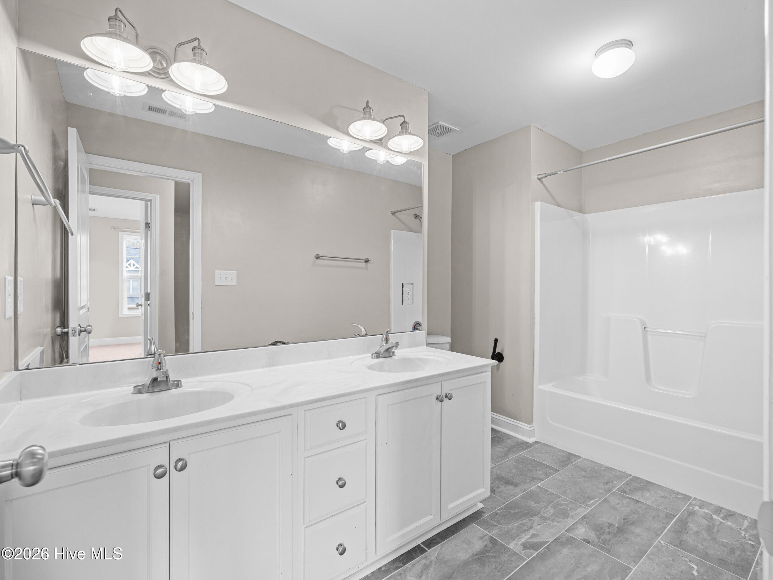 100547442 | Photo 38