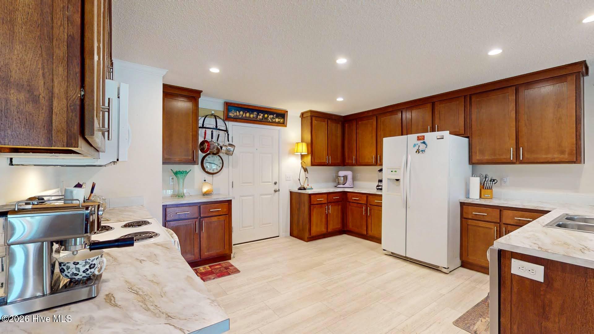 100567177 | Photo 16