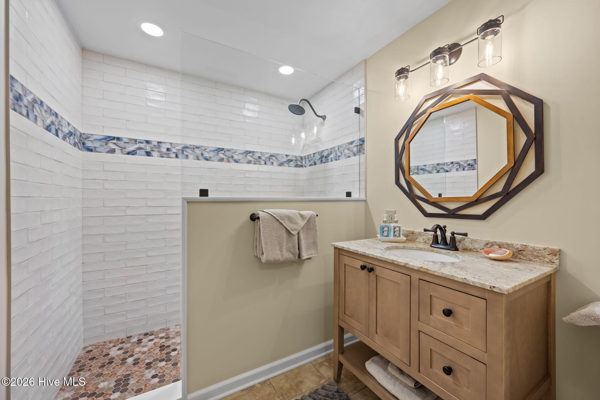 100556770 | Photo 33