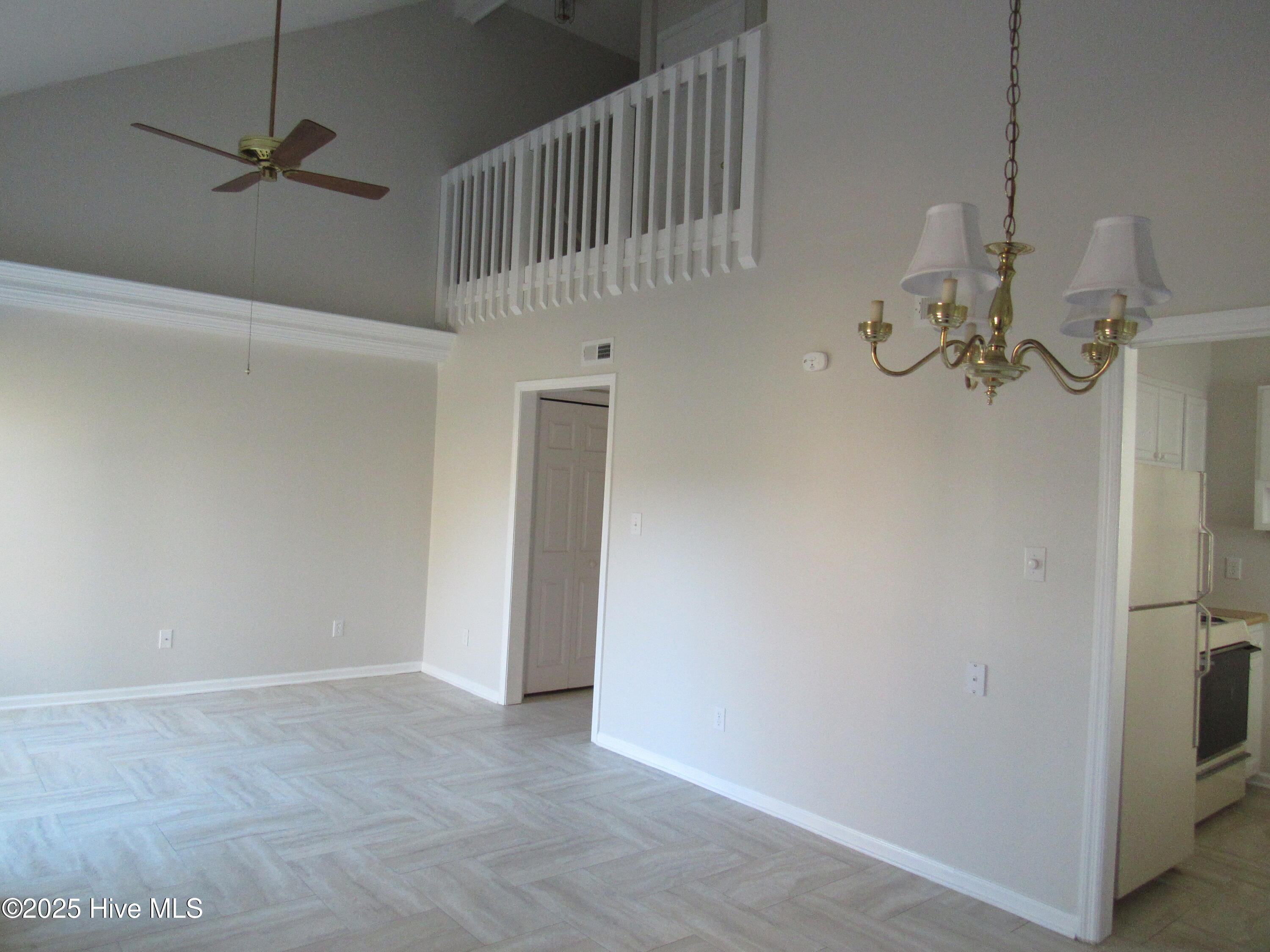 100547003 | Photo 16