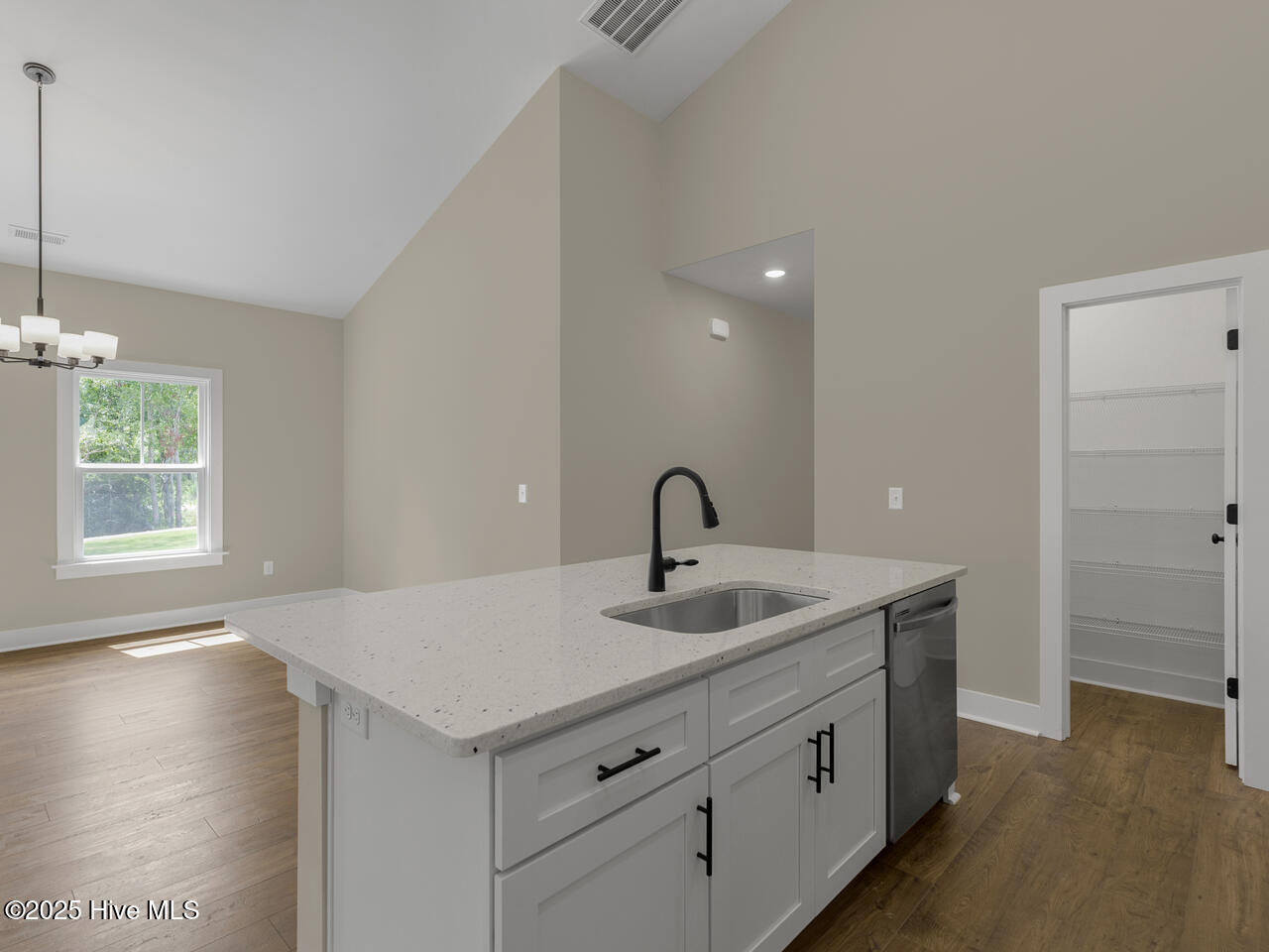 100515961 | Photo 12