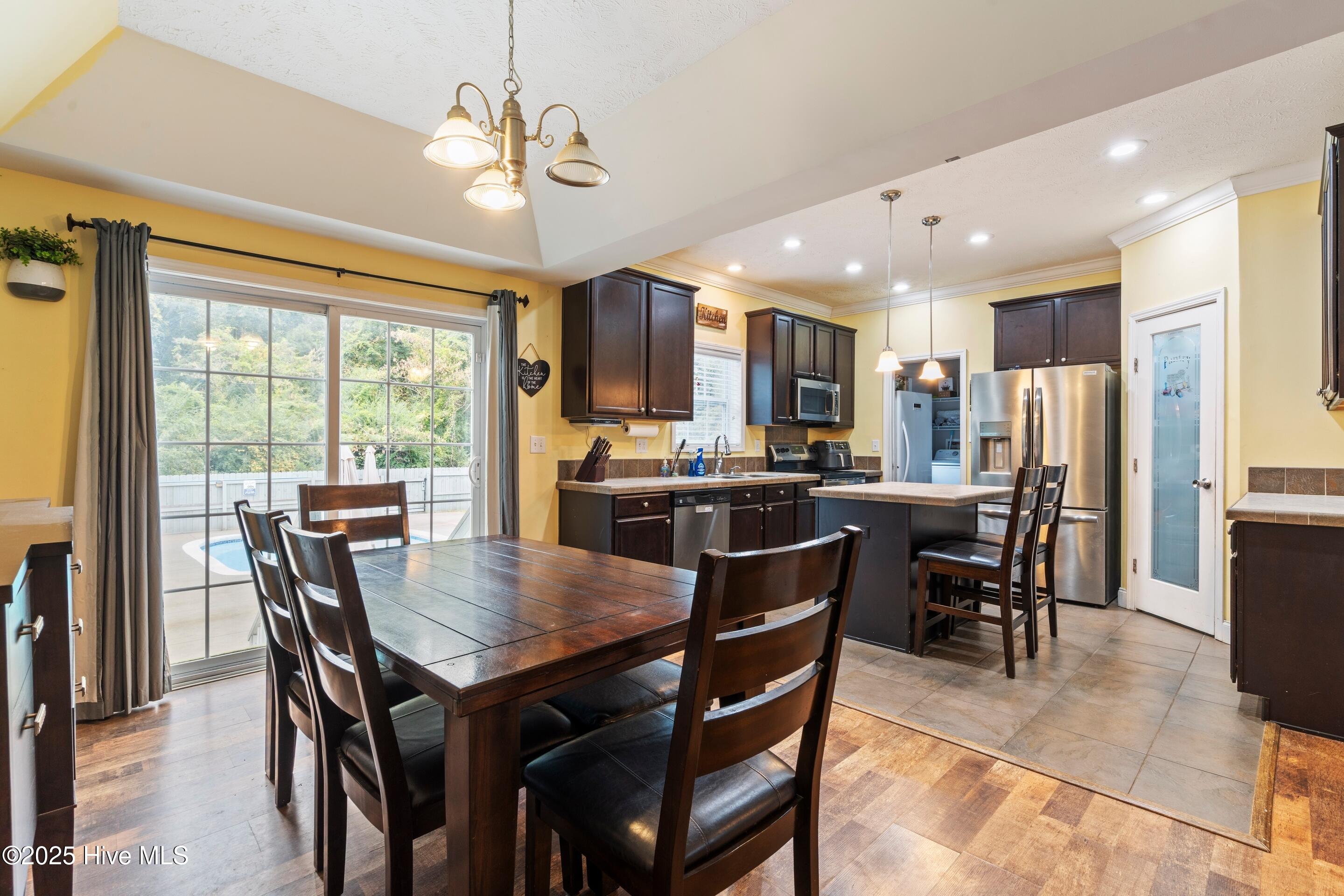 100537388 | Photo 25