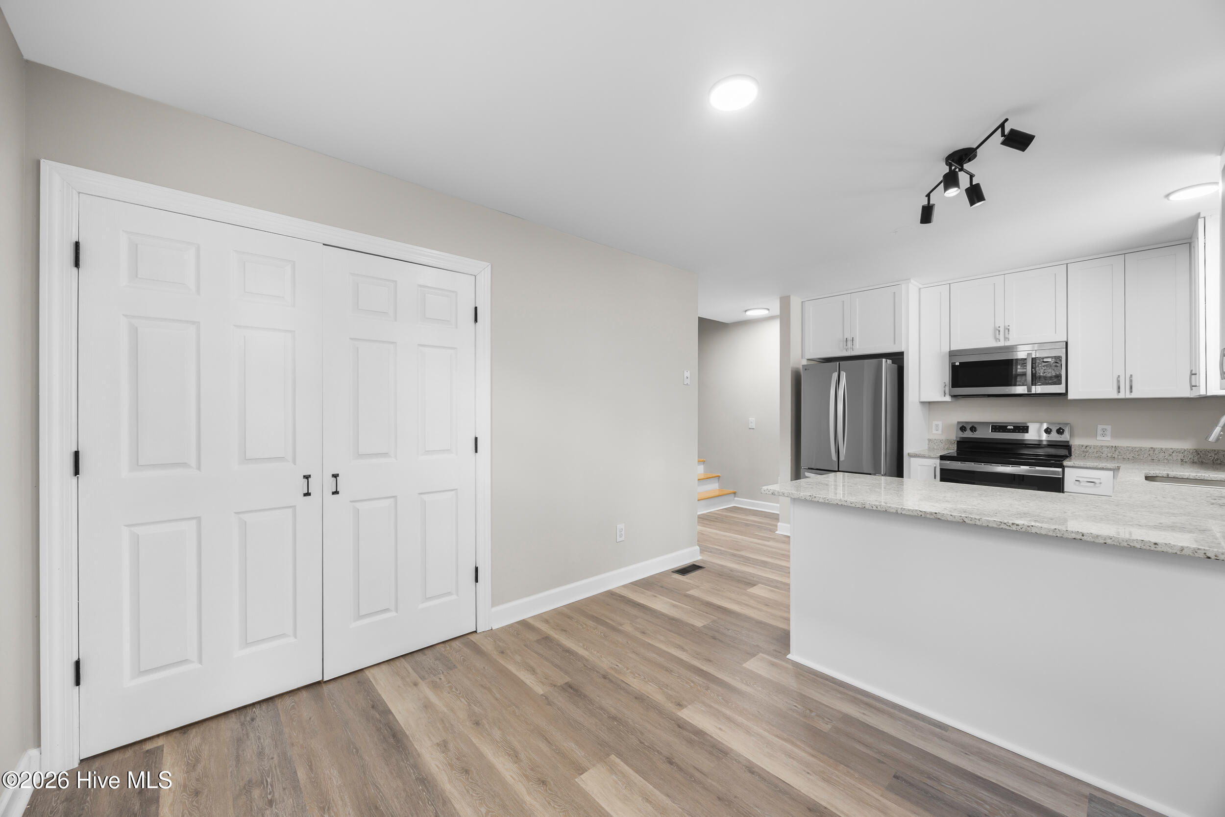 100558916 | Photo 21