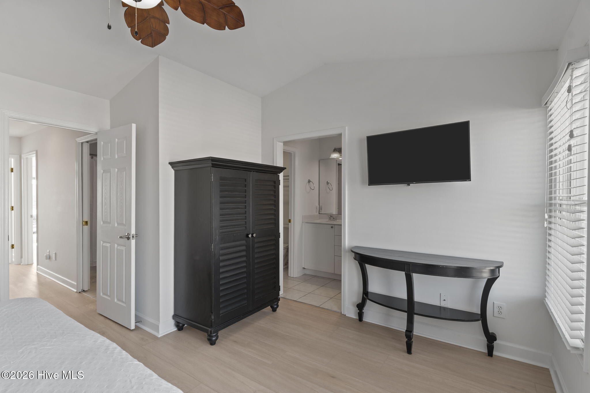 100563044 | Photo 28