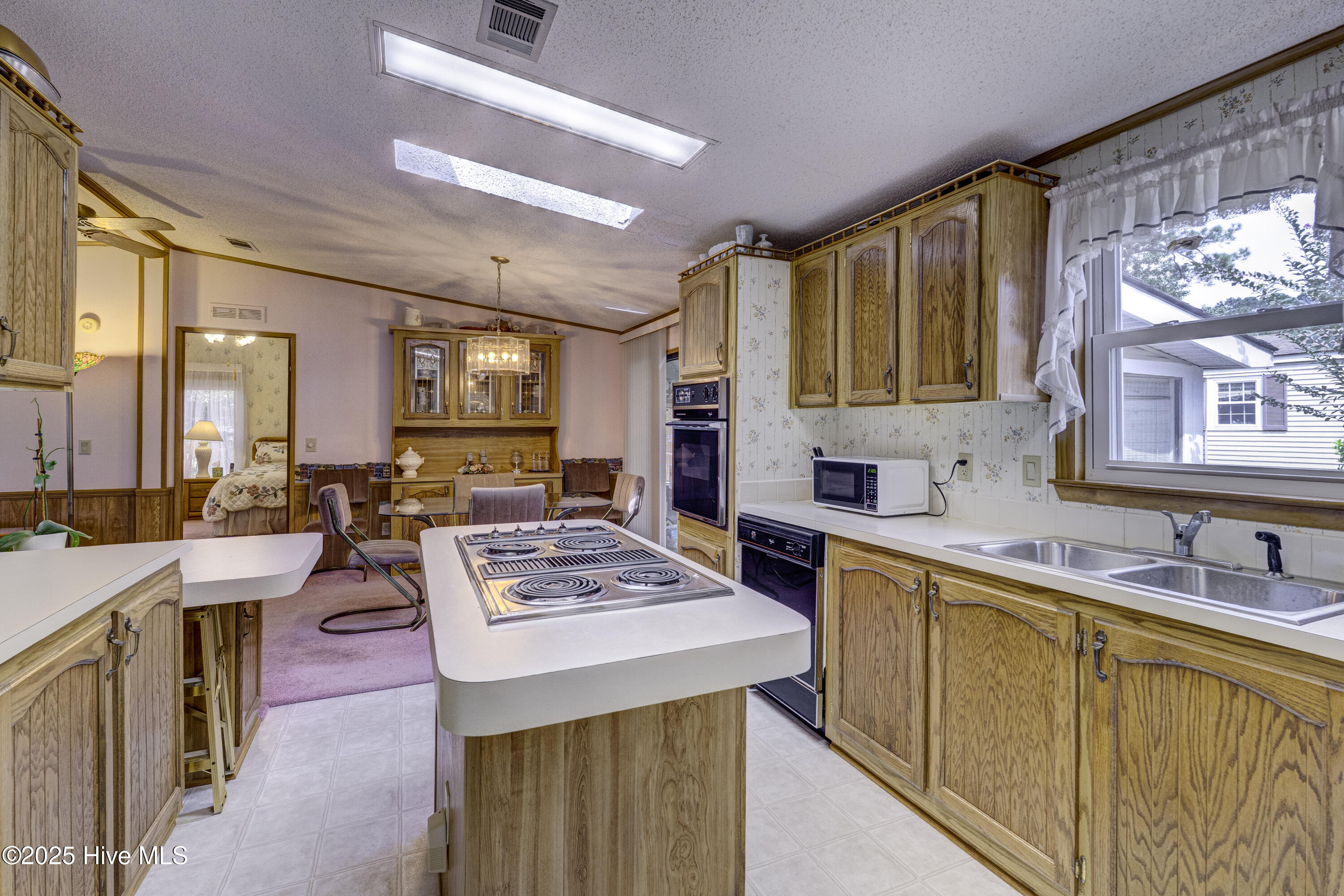 100532142 | Photo 13