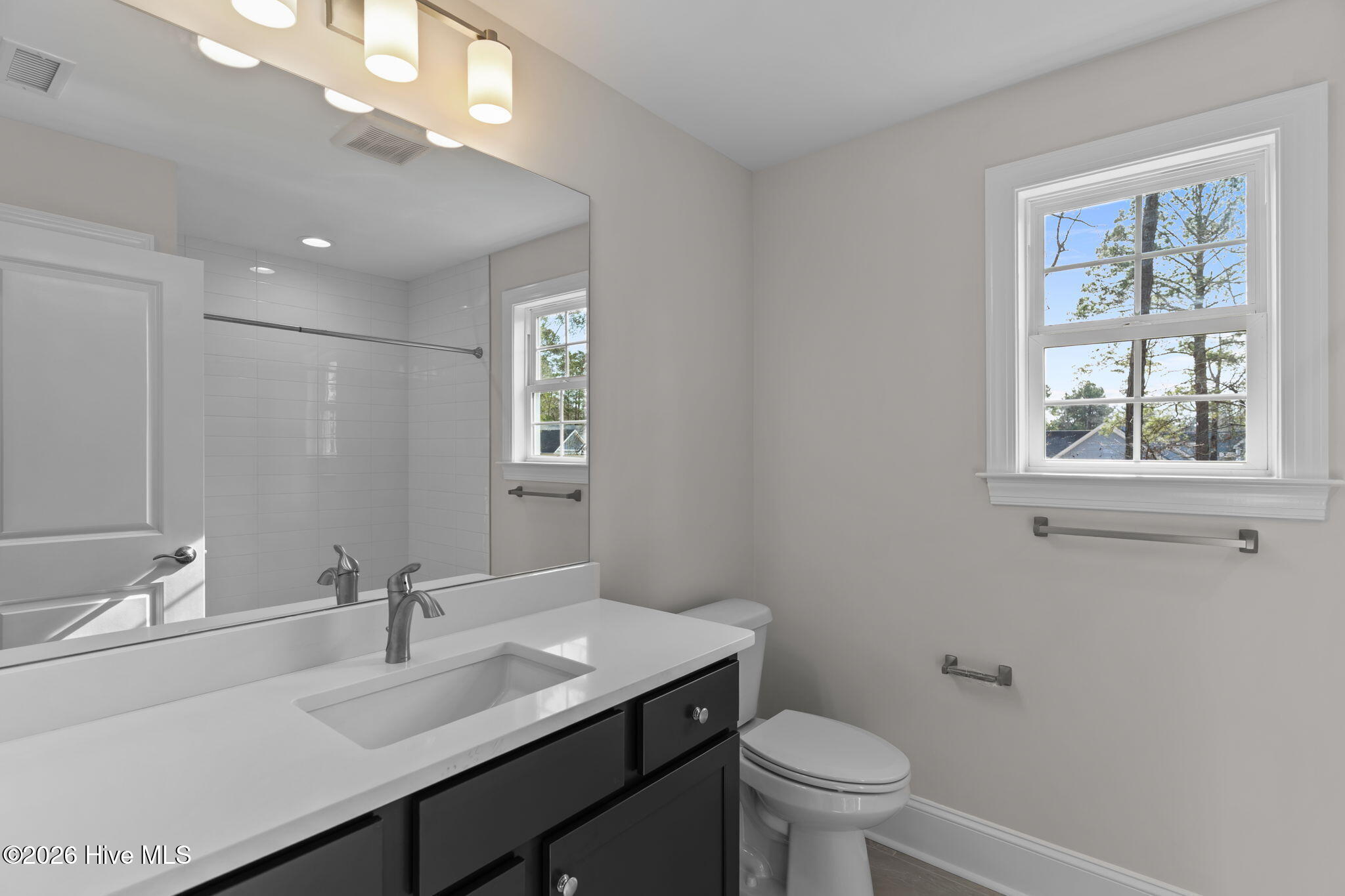 100561847 | Photo 19