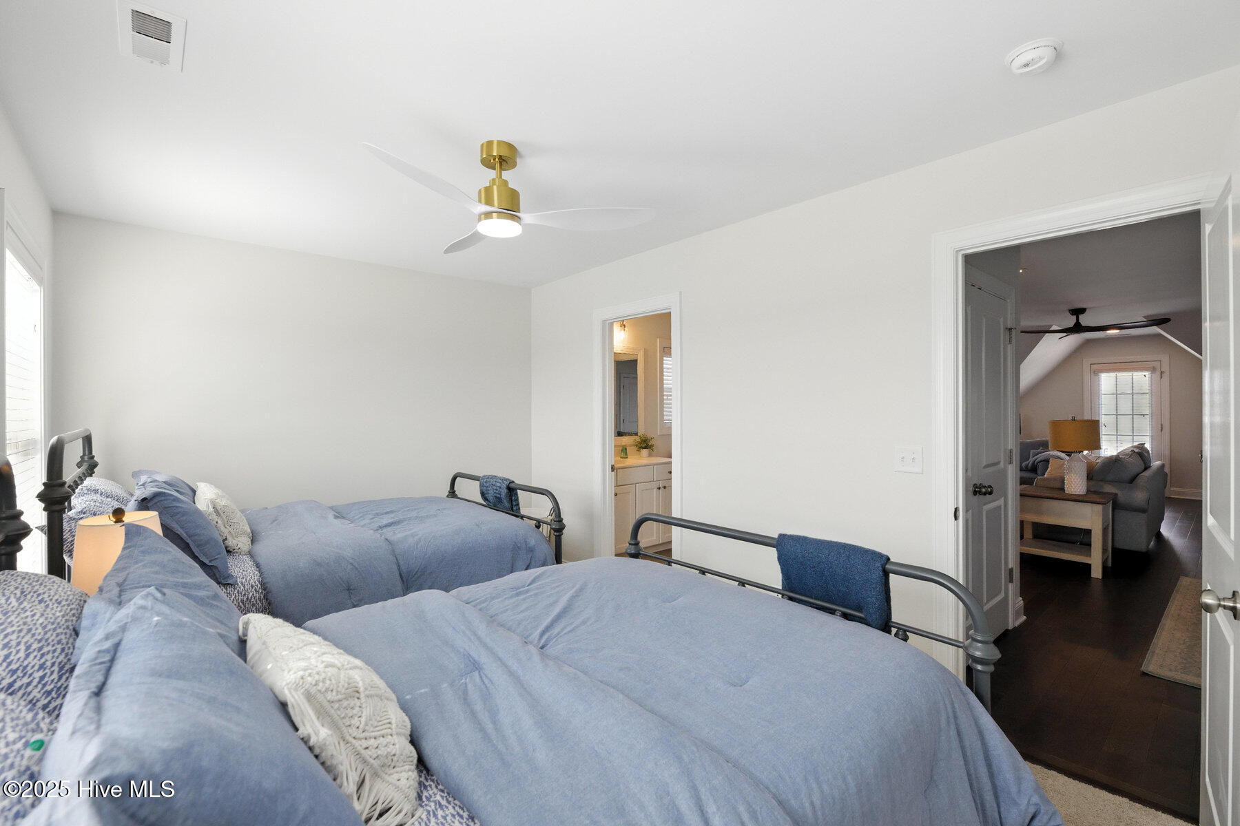 100547438 | Photo 18