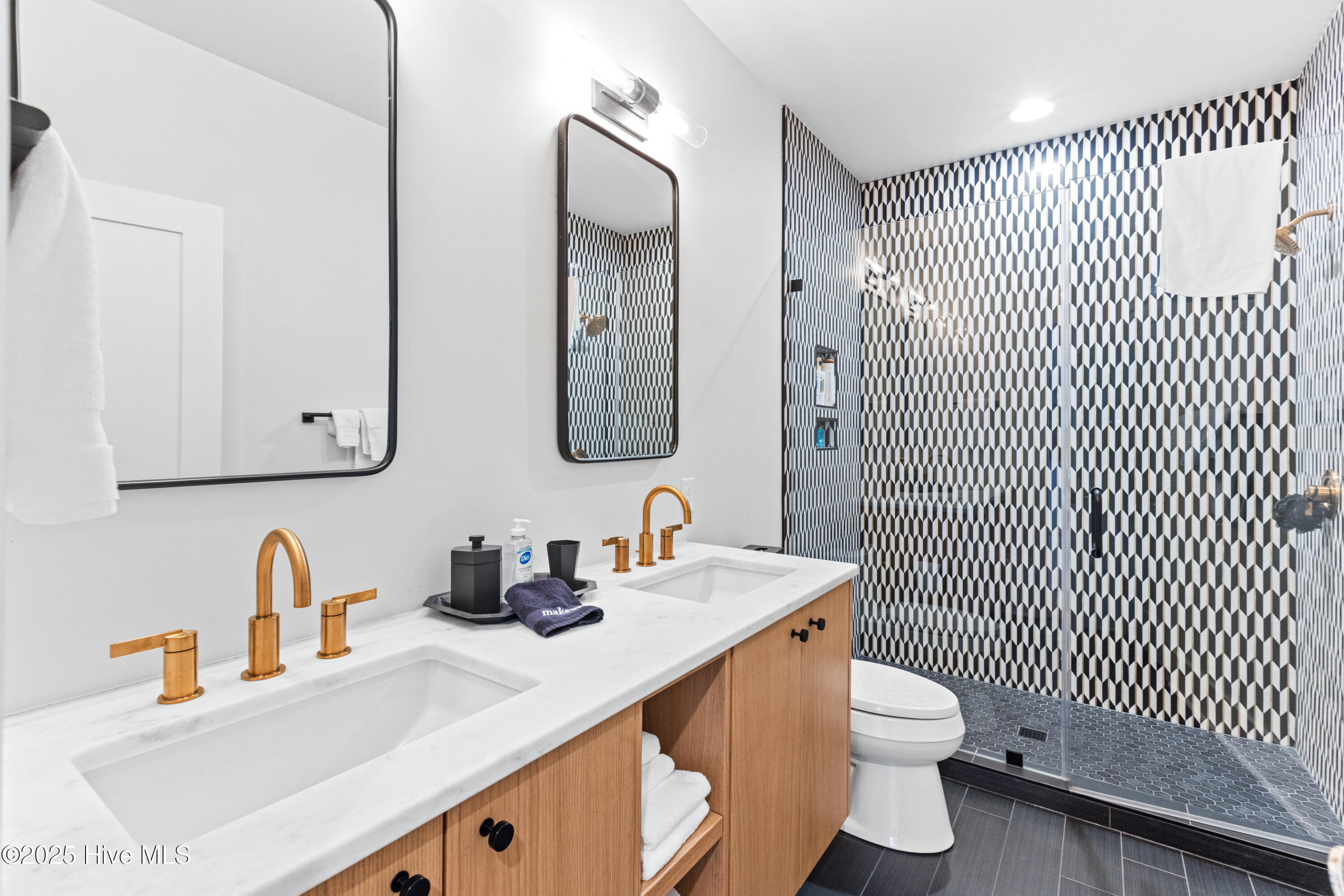 100521321 | Photo 40