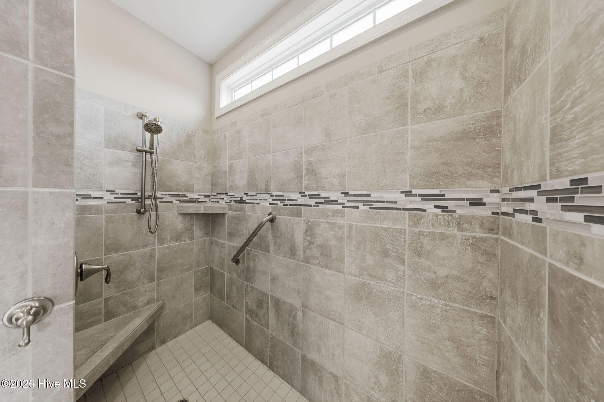 100518693 | Photo 38