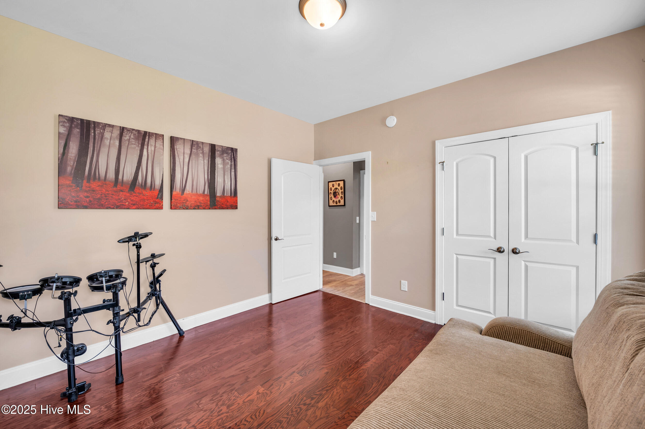 100506043 | Photo 23