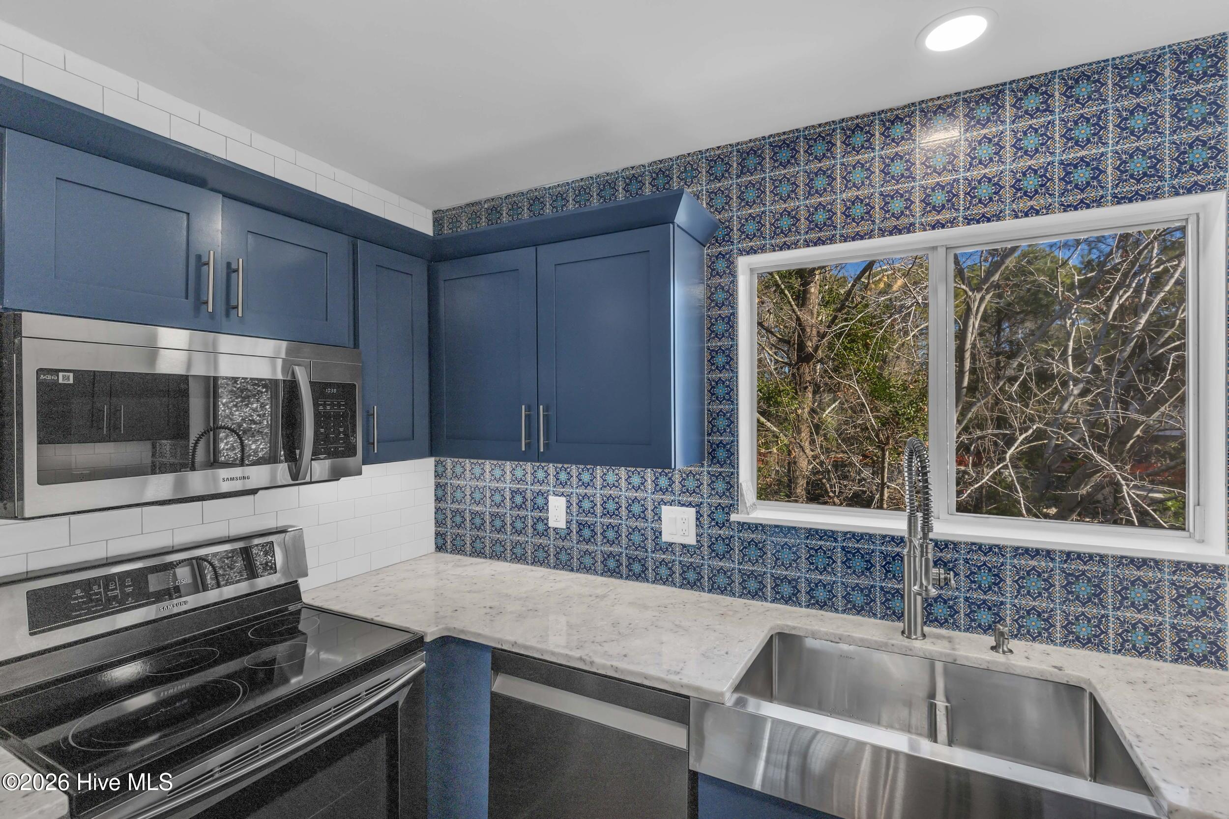 100549306 | Photo 14