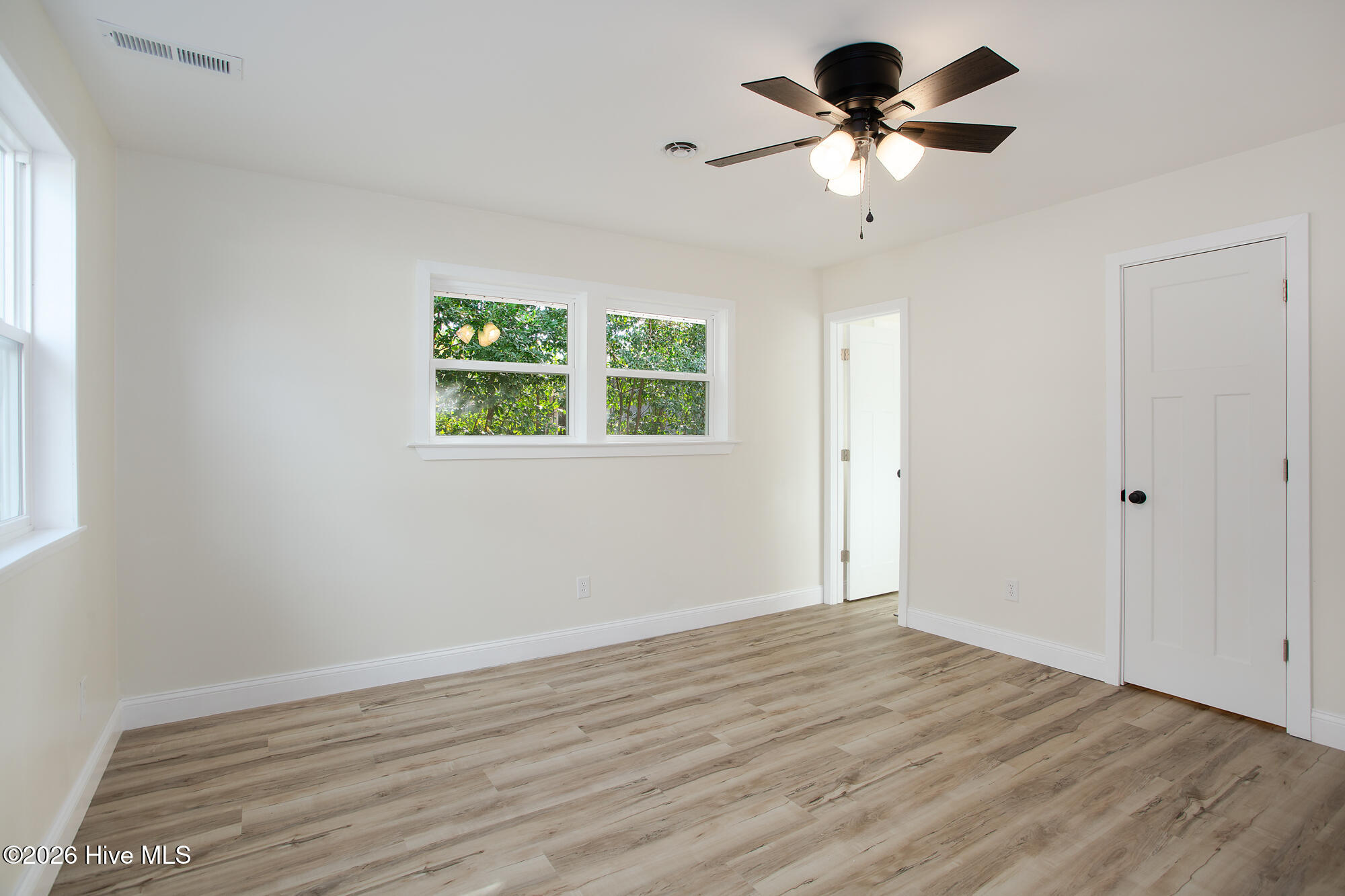 100548635 | Photo 13