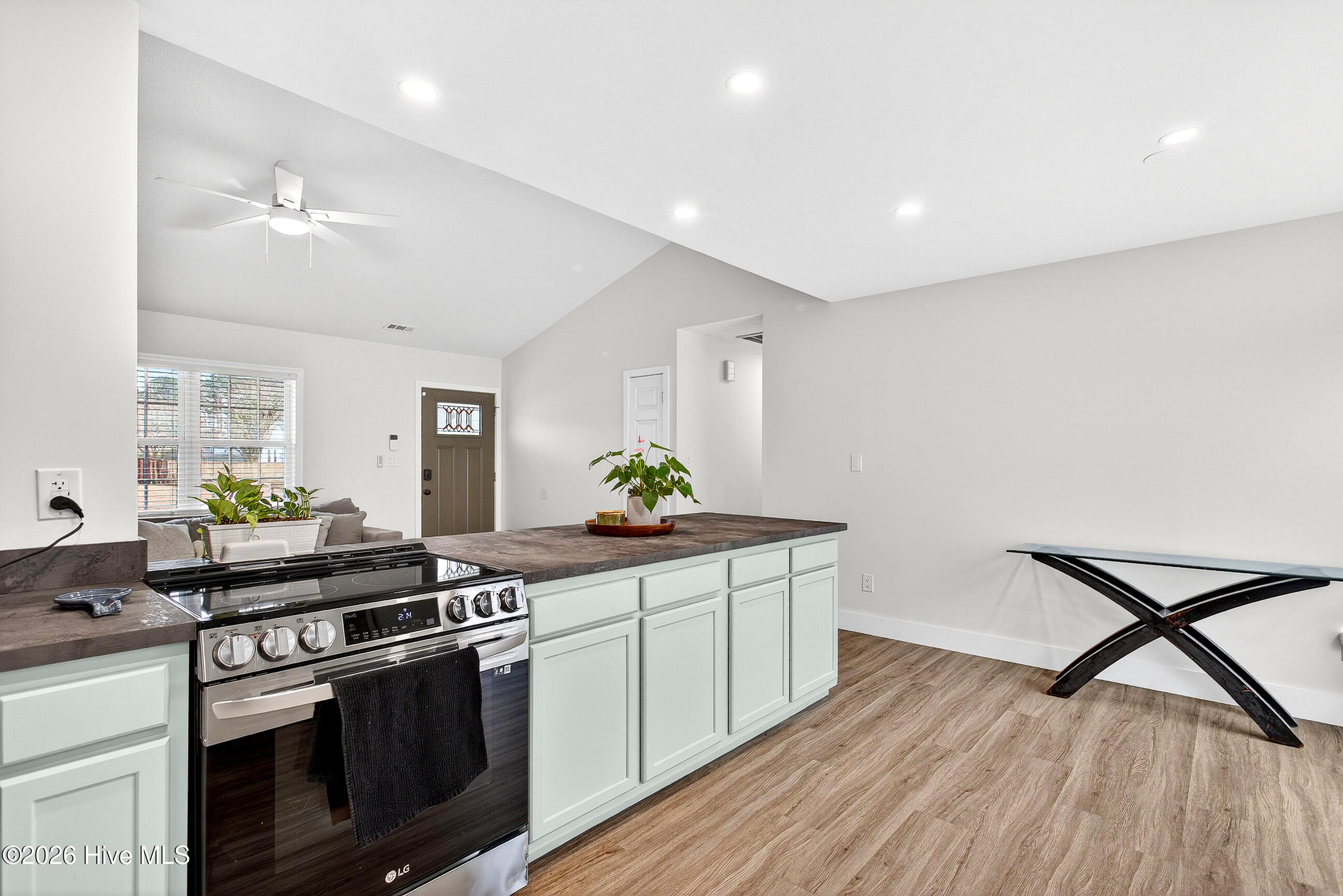 100548715 | Photo 11