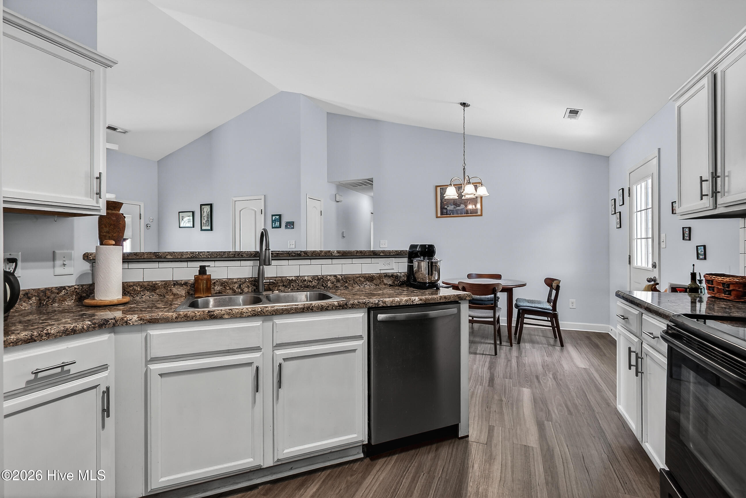 100569204 | Photo 14