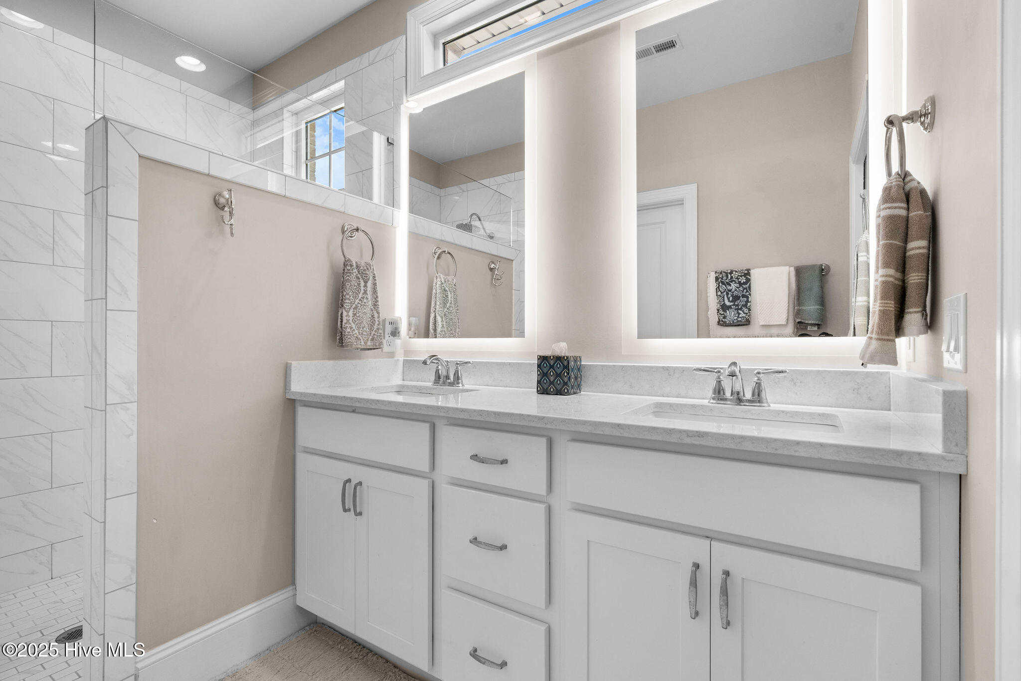 100540616 | Photo 35