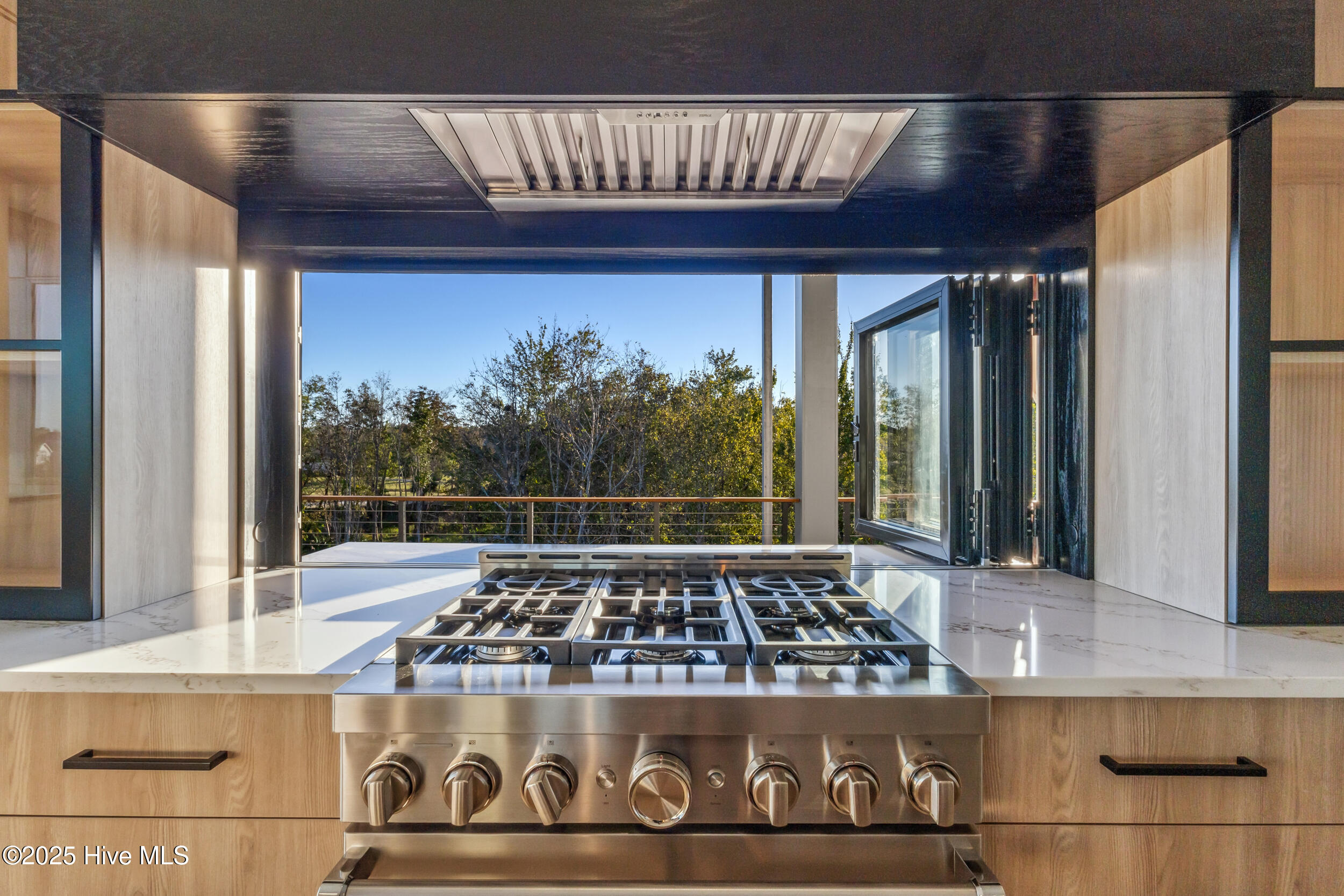 100560087 | Photo 17