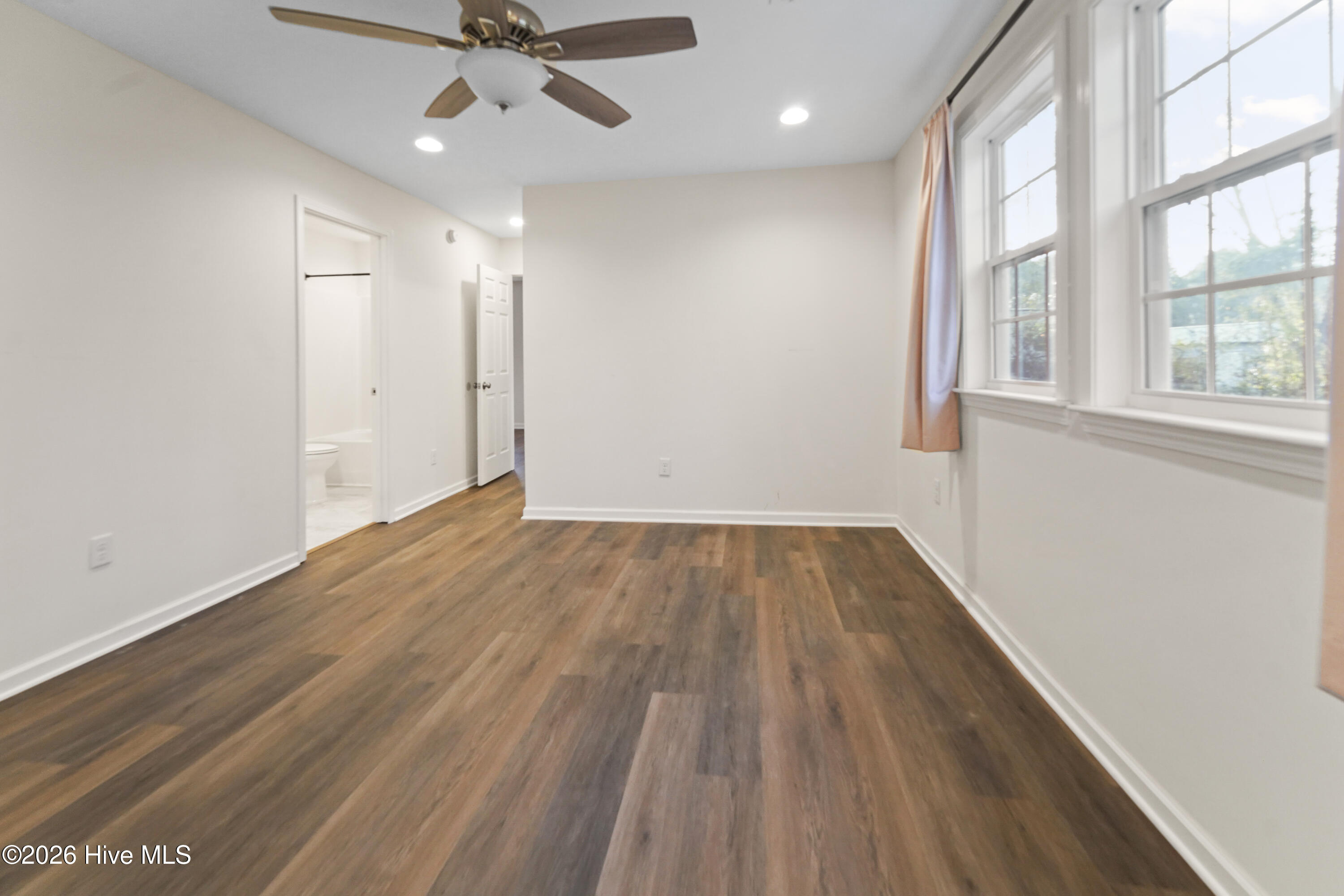 100548487 | Photo 27