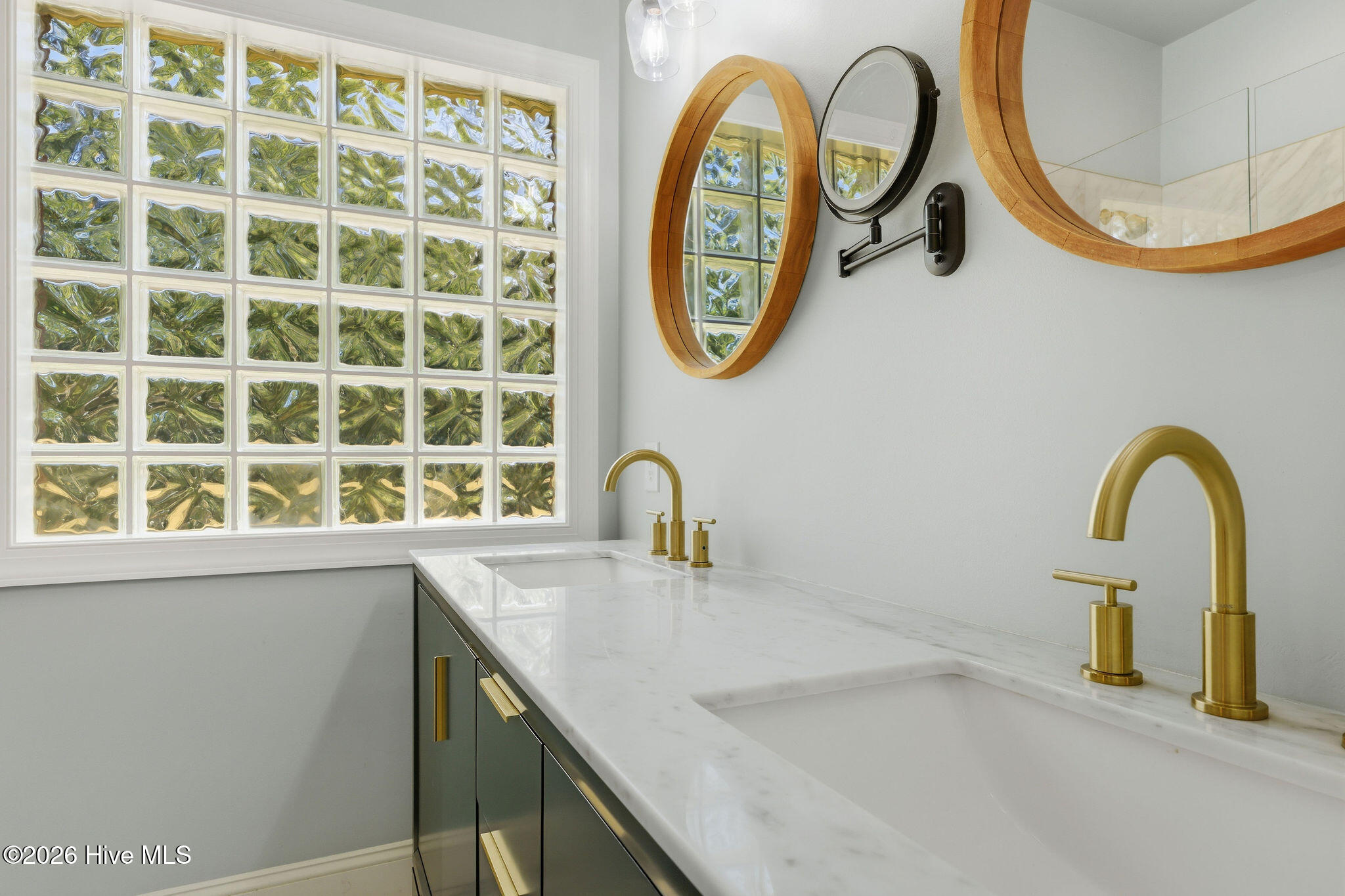 100565672 | Photo 36