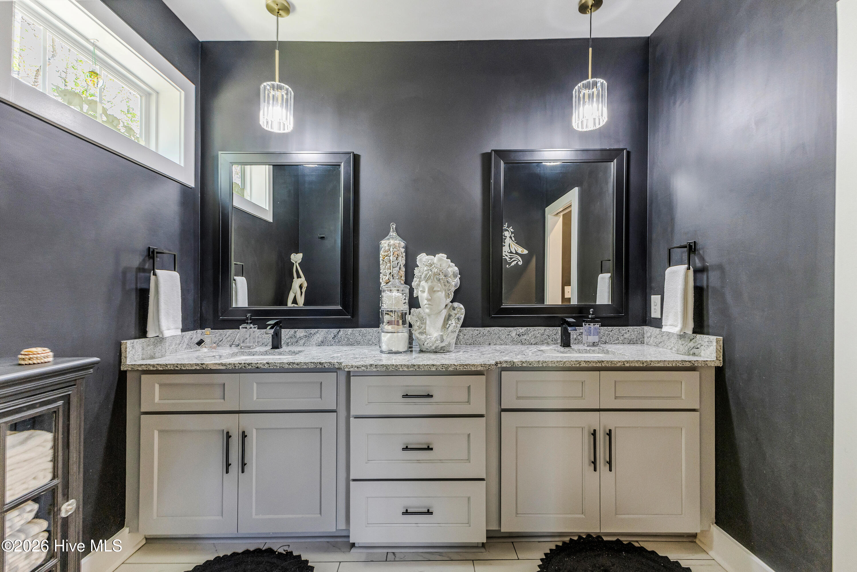 100563377 | Photo 28