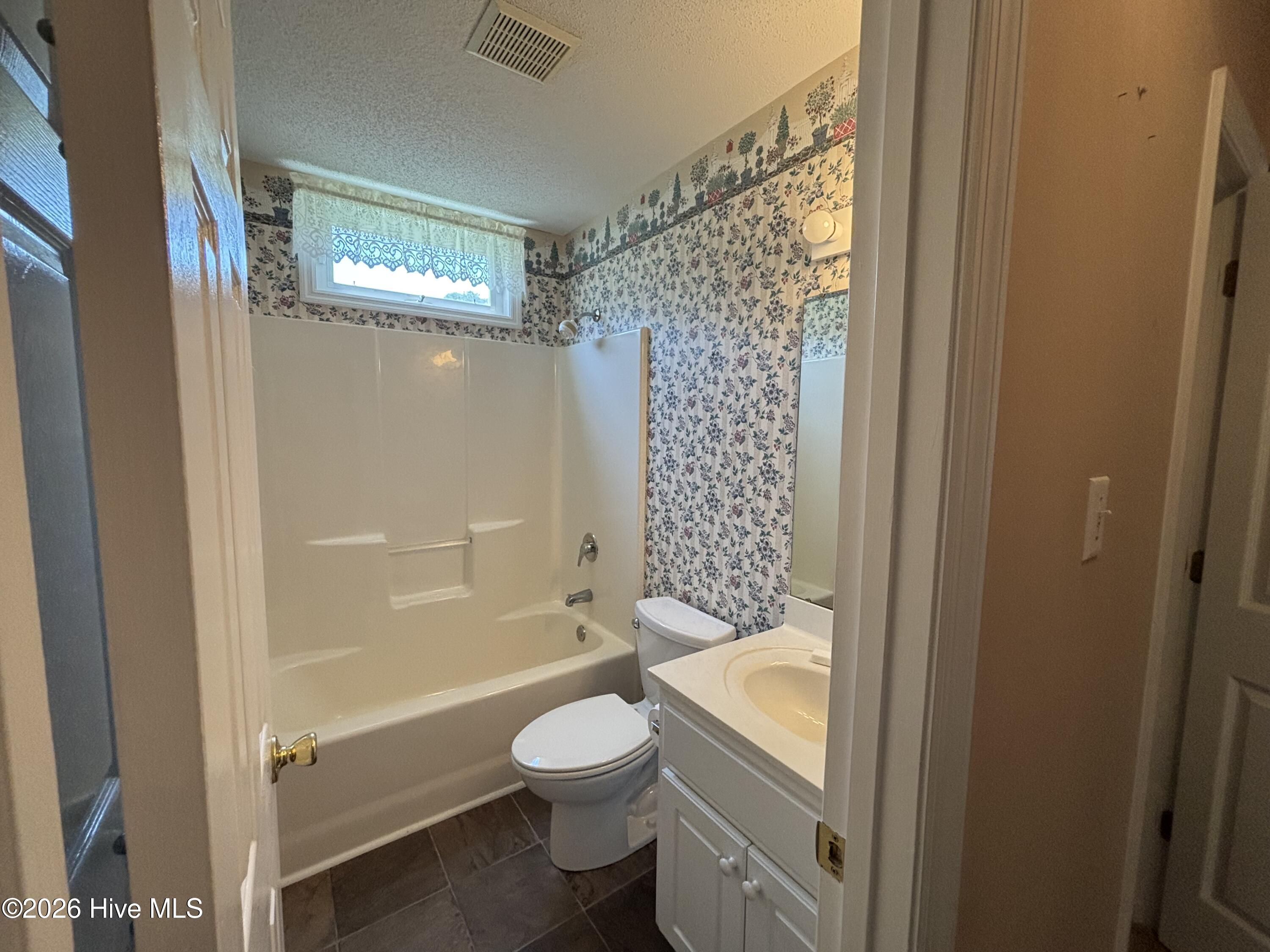 Hall guest bathroom