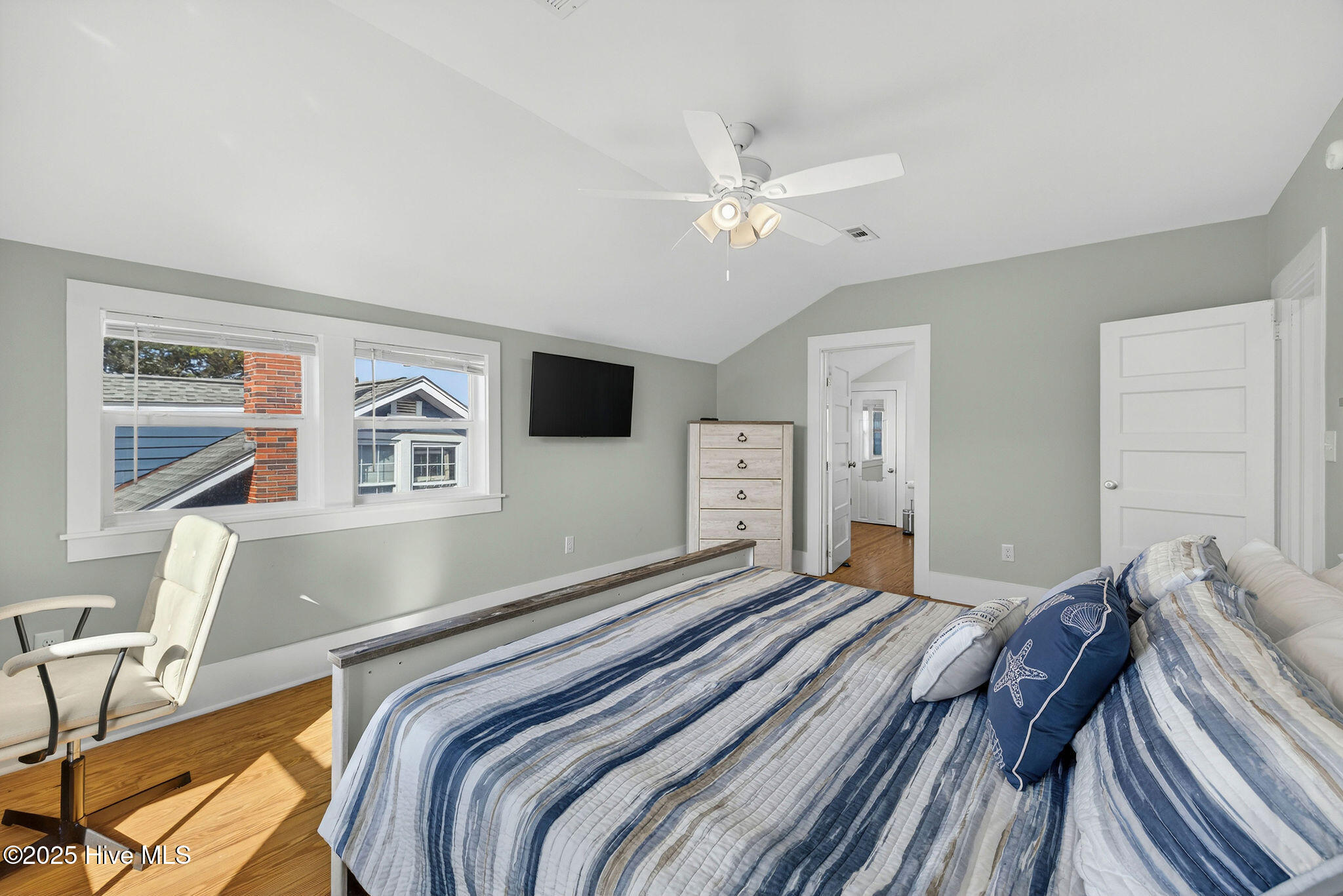 100543677 | Photo 40