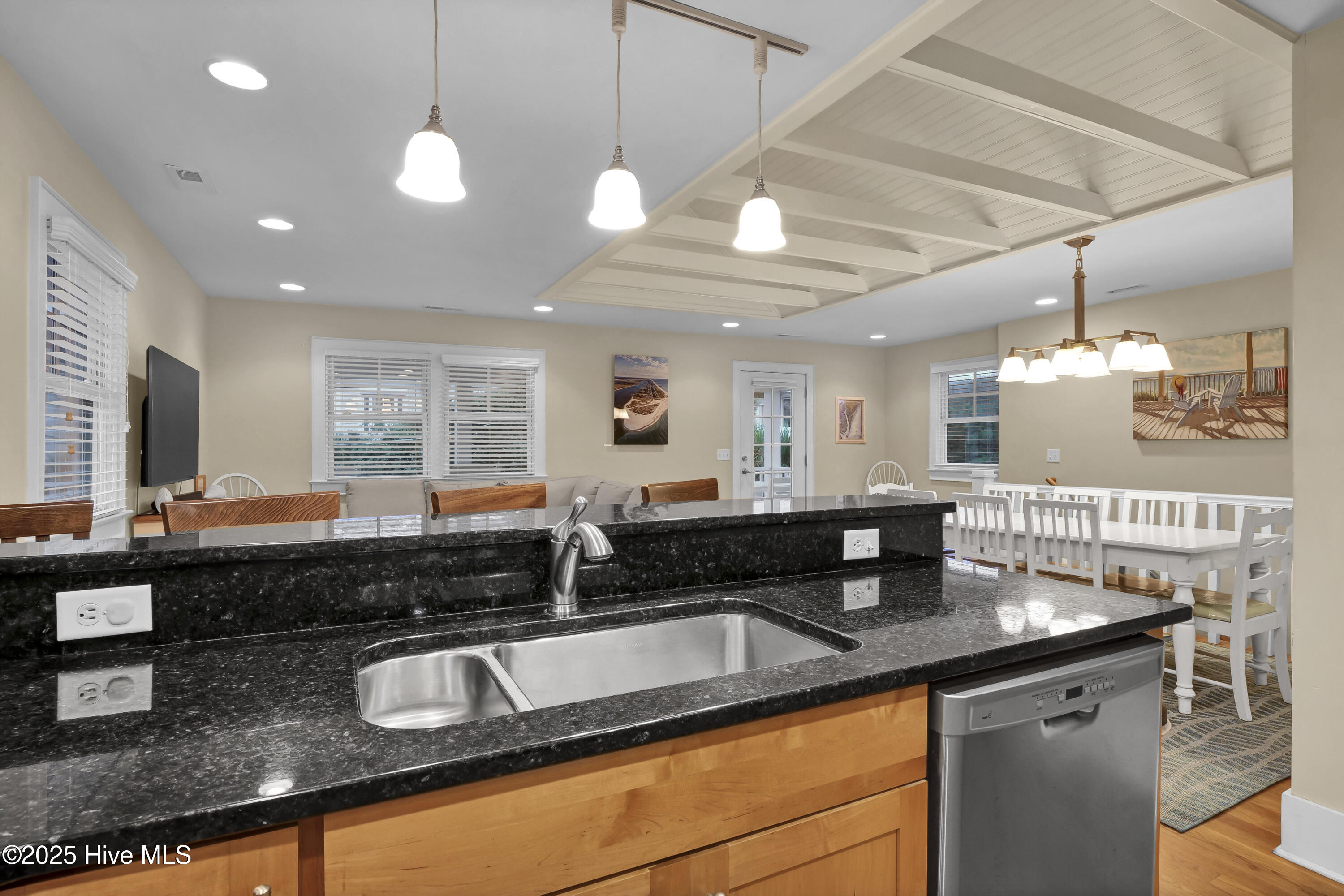 100525301 | Photo 29