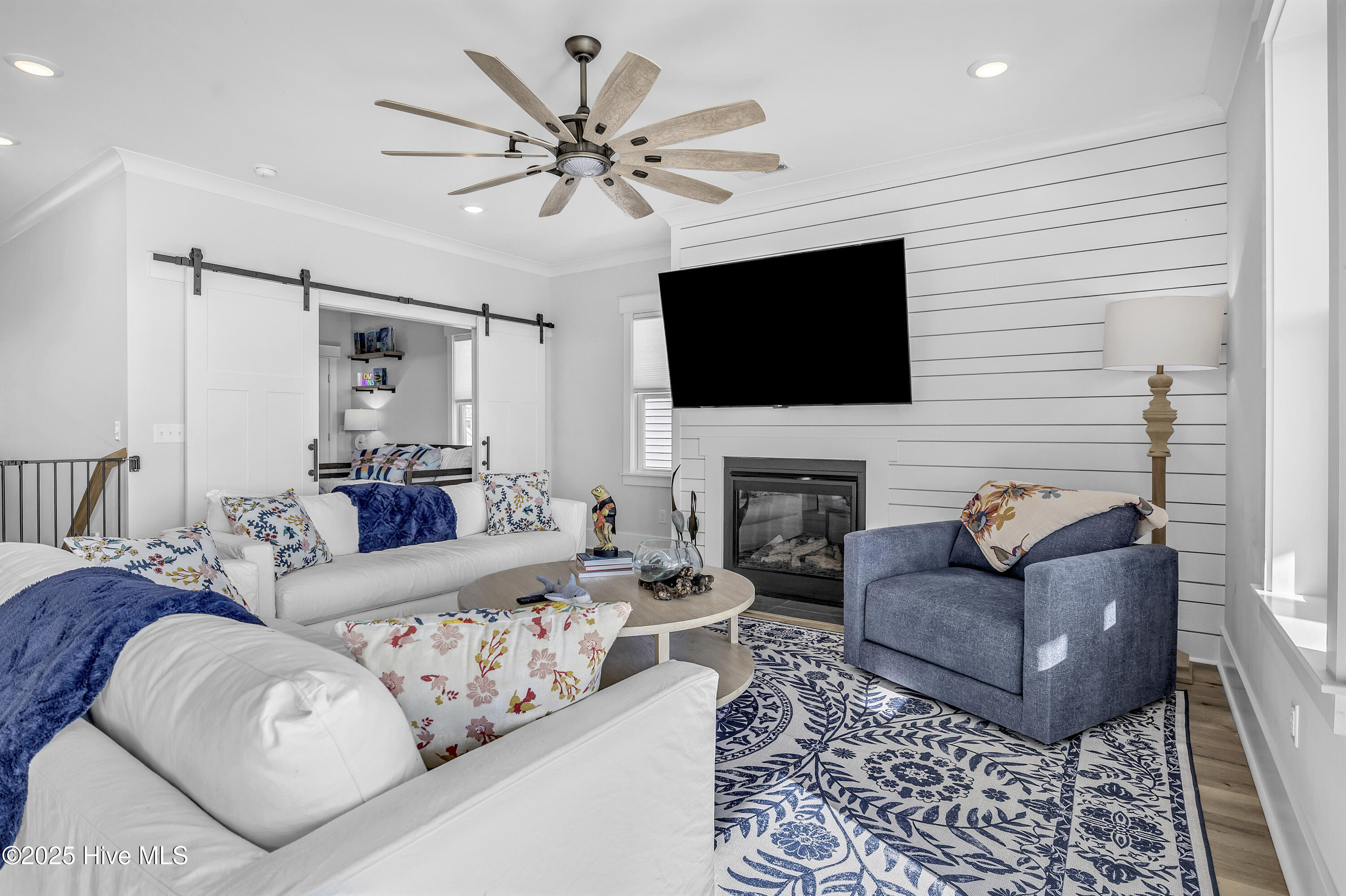 100540464 | Photo 15