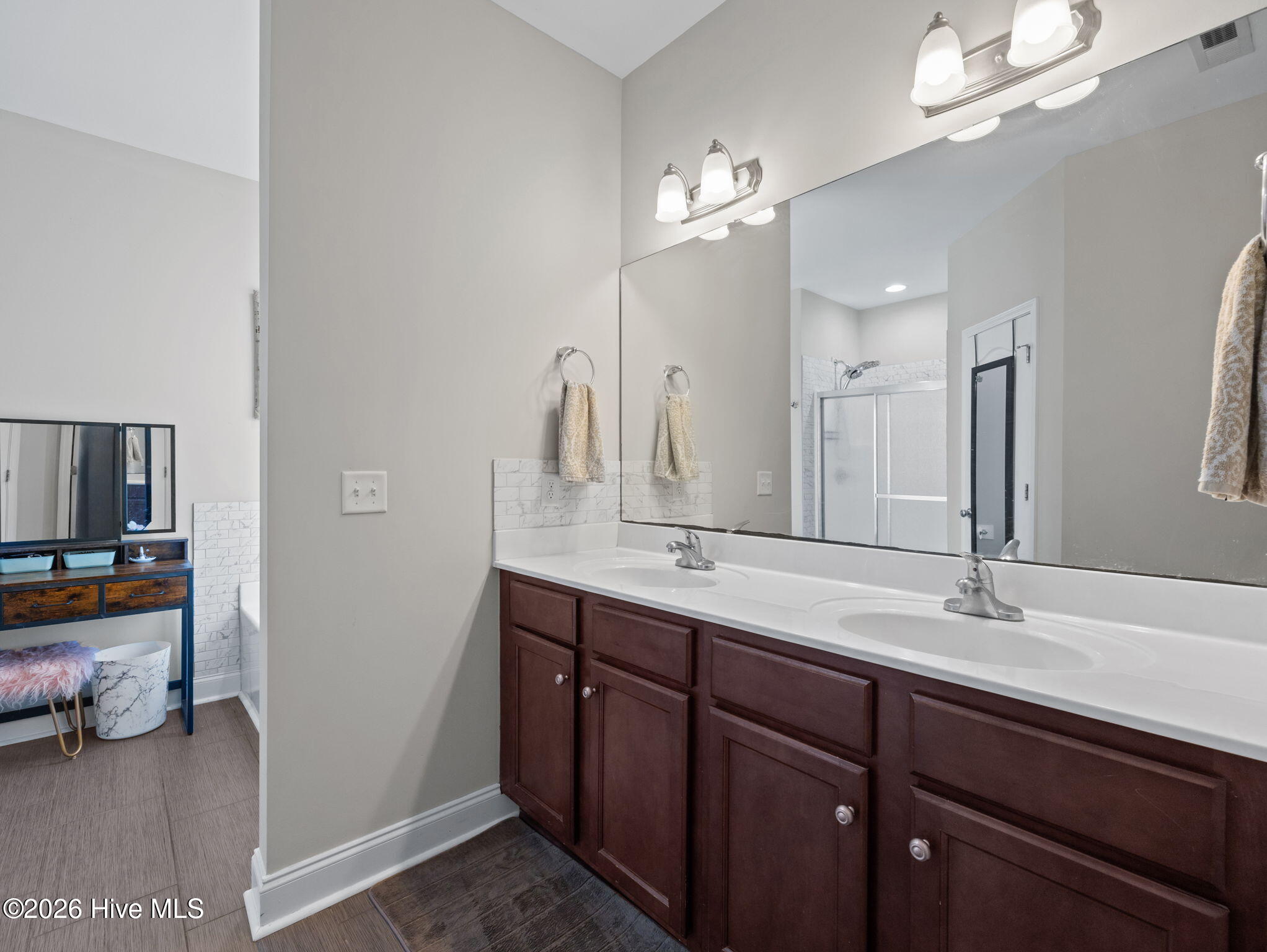 100564240 | Photo 32