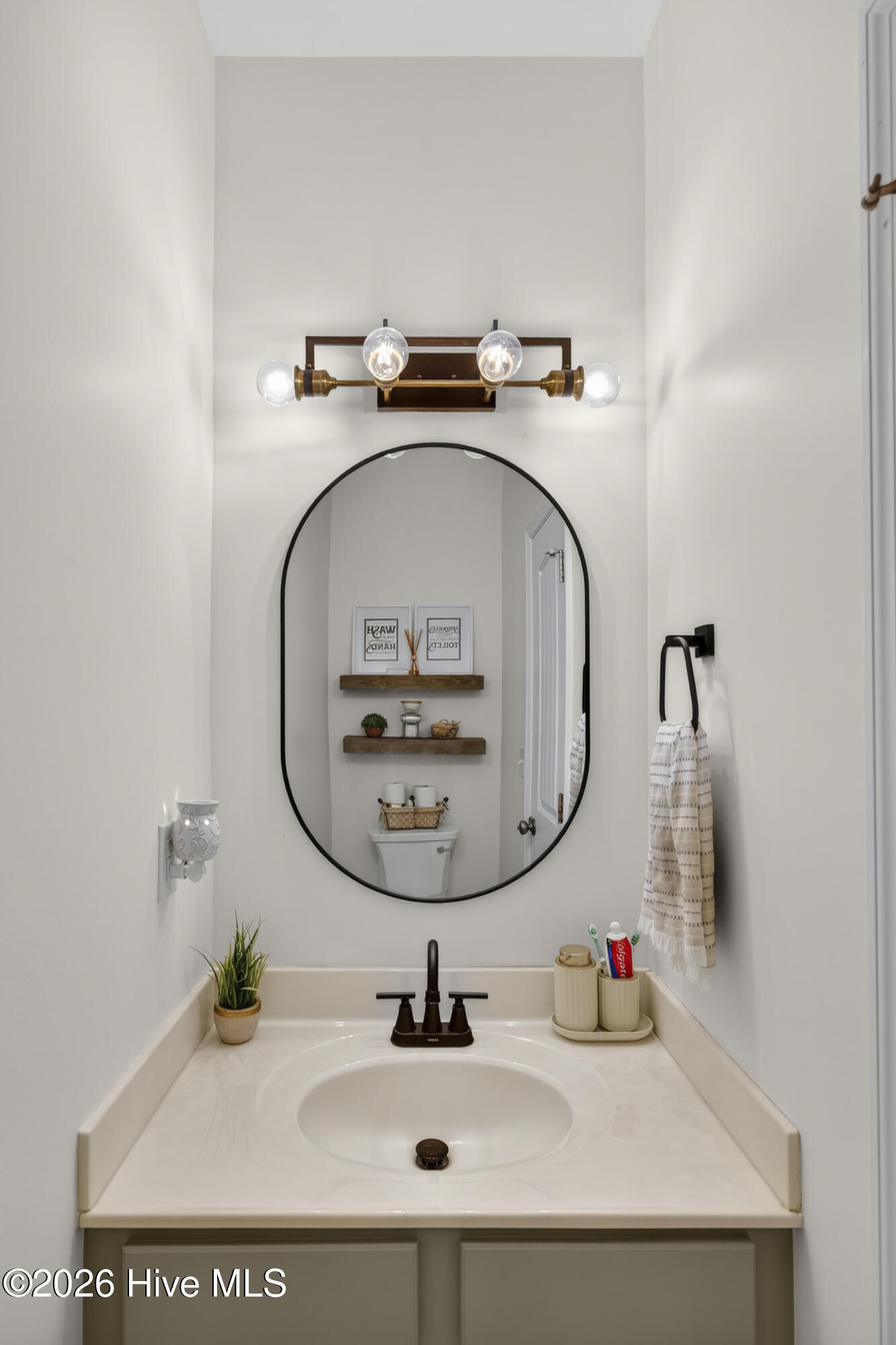 100565225 | Photo 33