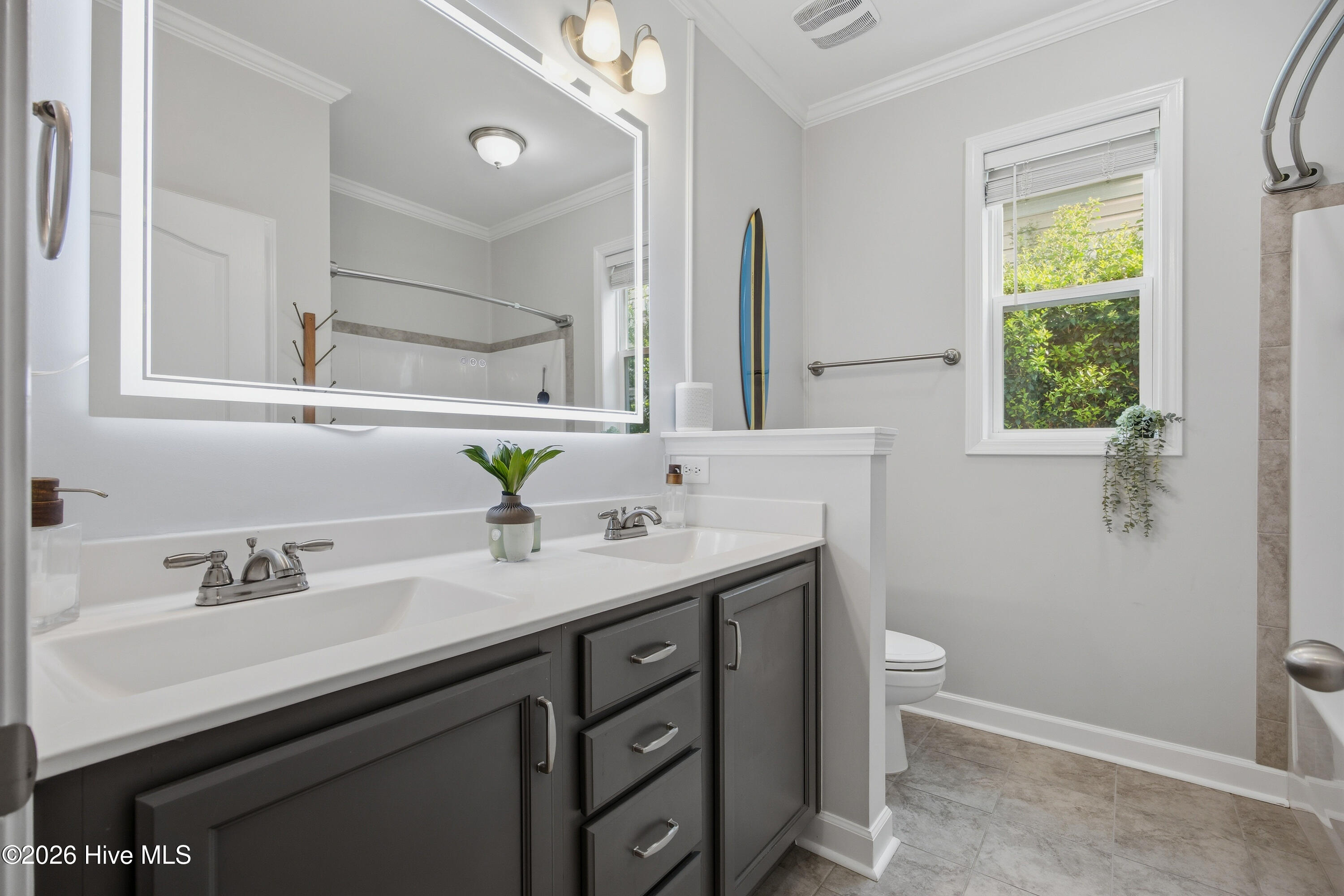 100563122 | Photo 35