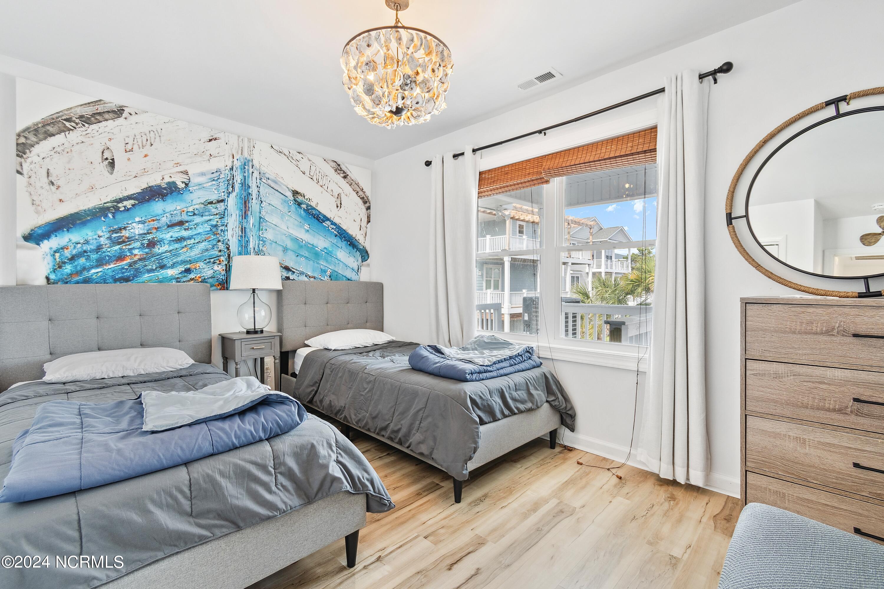 100558410 | Photo 64