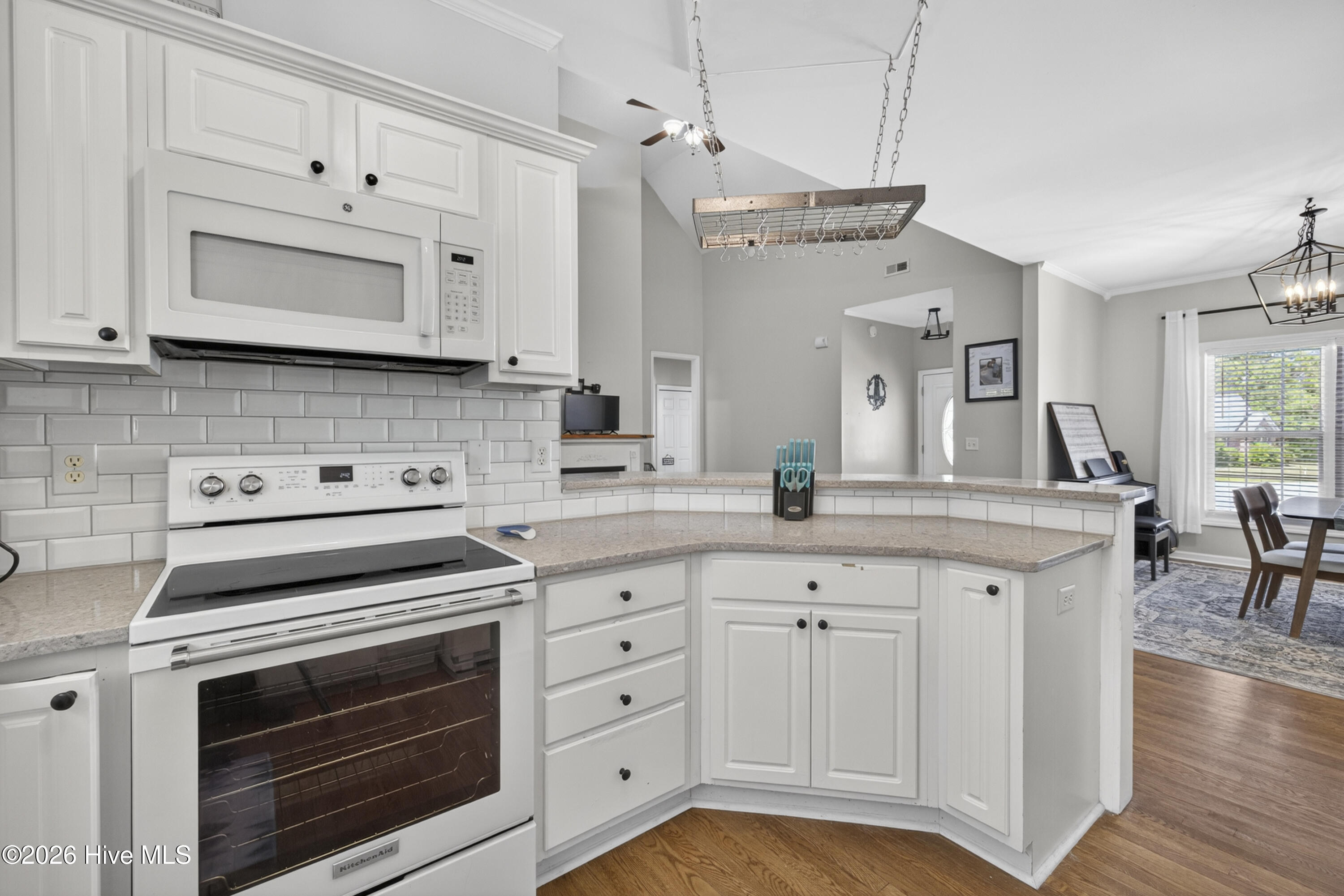 100570330 | Photo 24