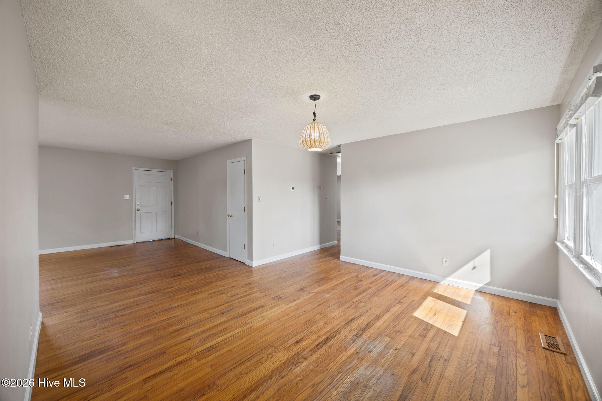 100558216 | Photo 15