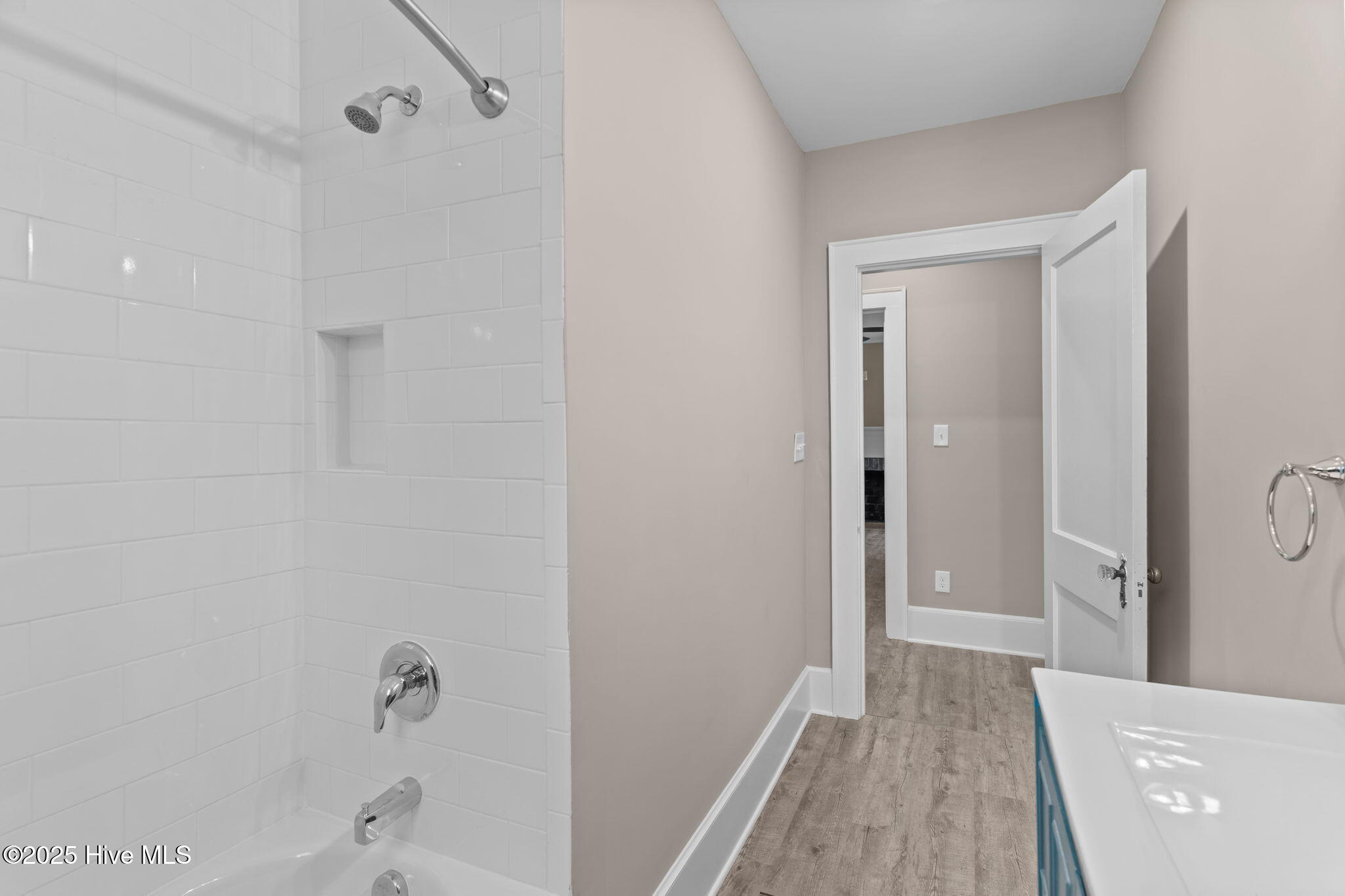 100542259 | Photo 23