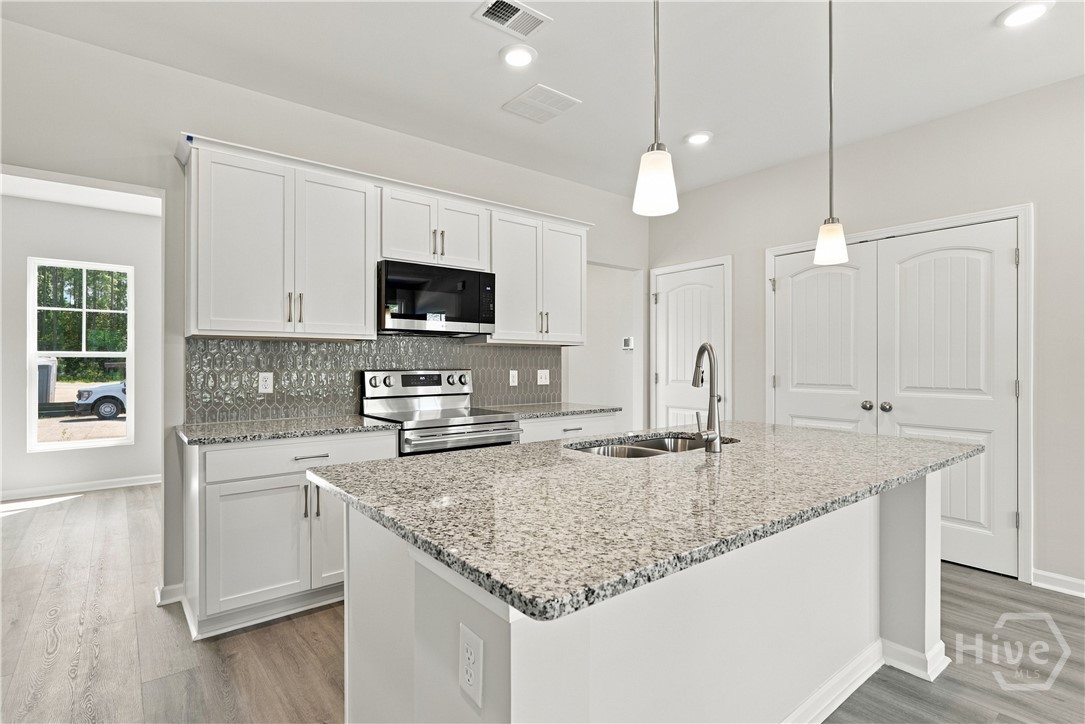 NOT THE ACTUAL HOME. Pictures are of a completed Grayson TR plan and are for REFERENCE ONLY.