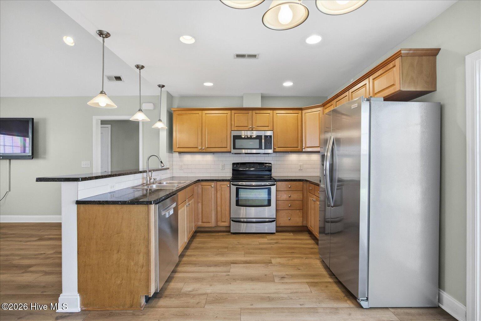 100561166 | Photo 13