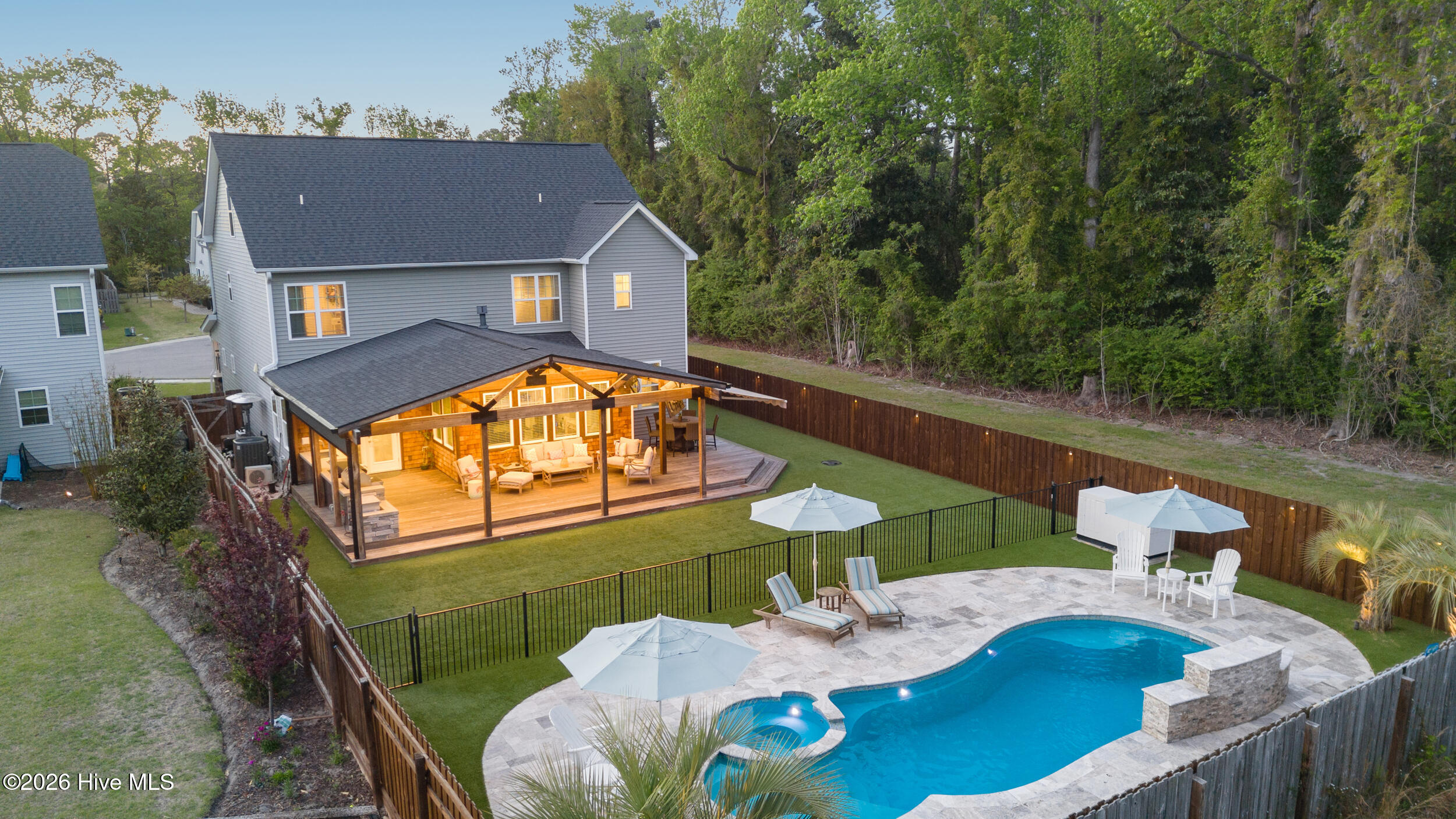 100566940 | Photo 96