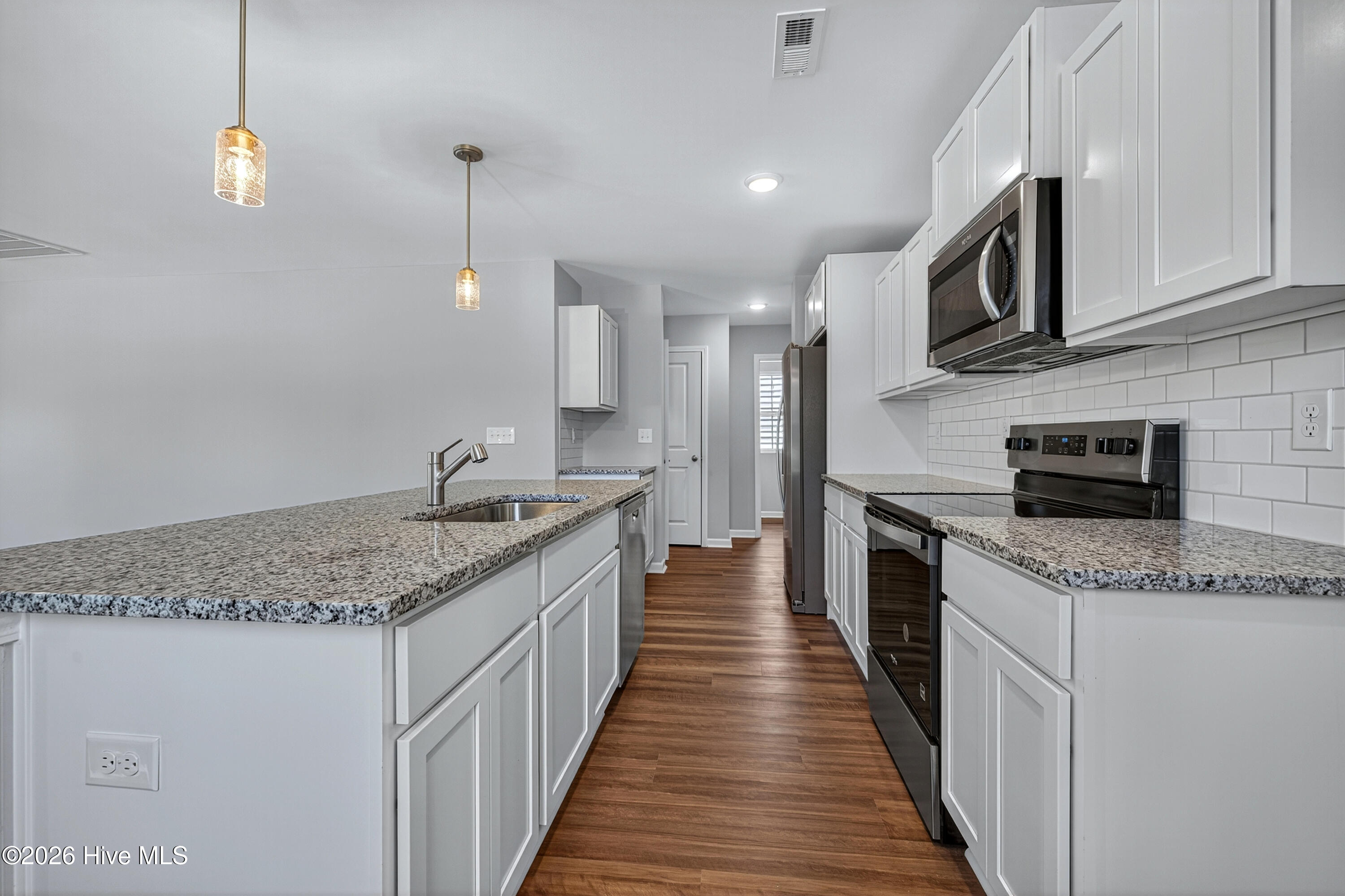 100565447 | Photo 17