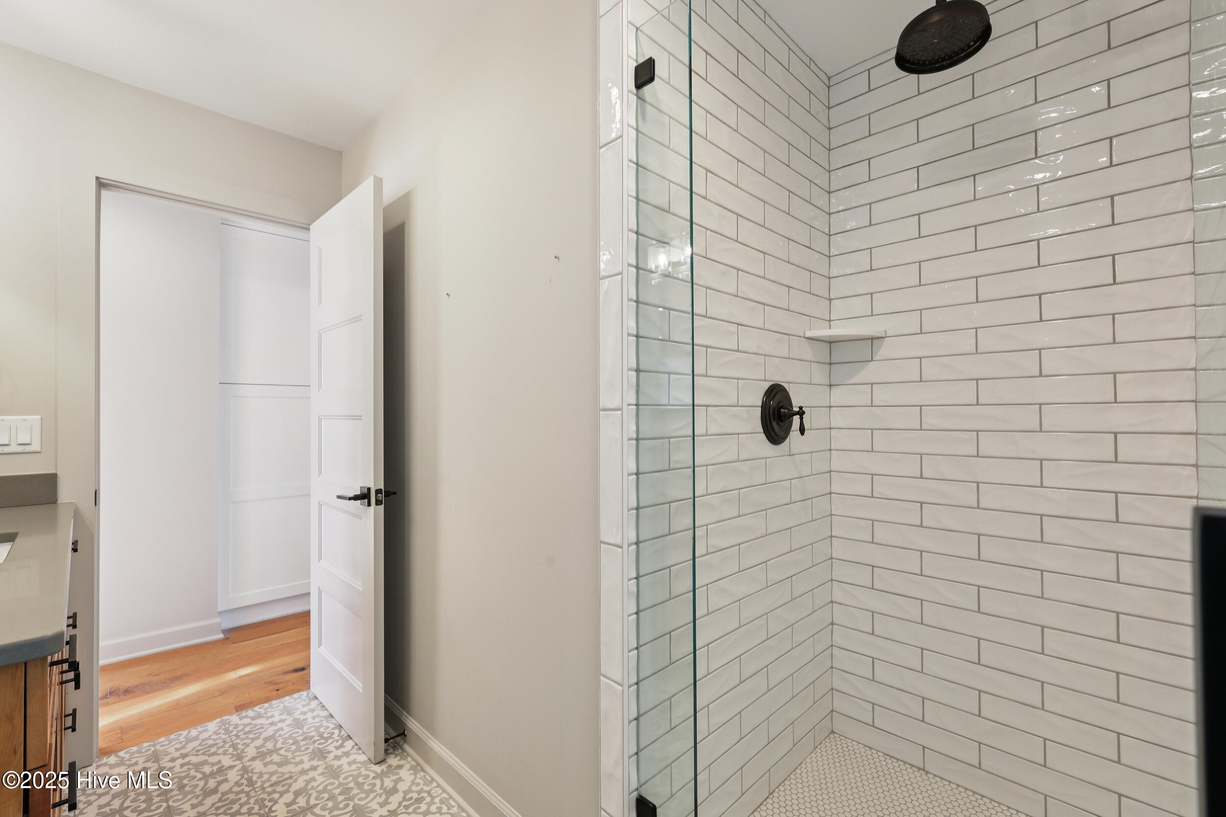 100518550 | Photo 23