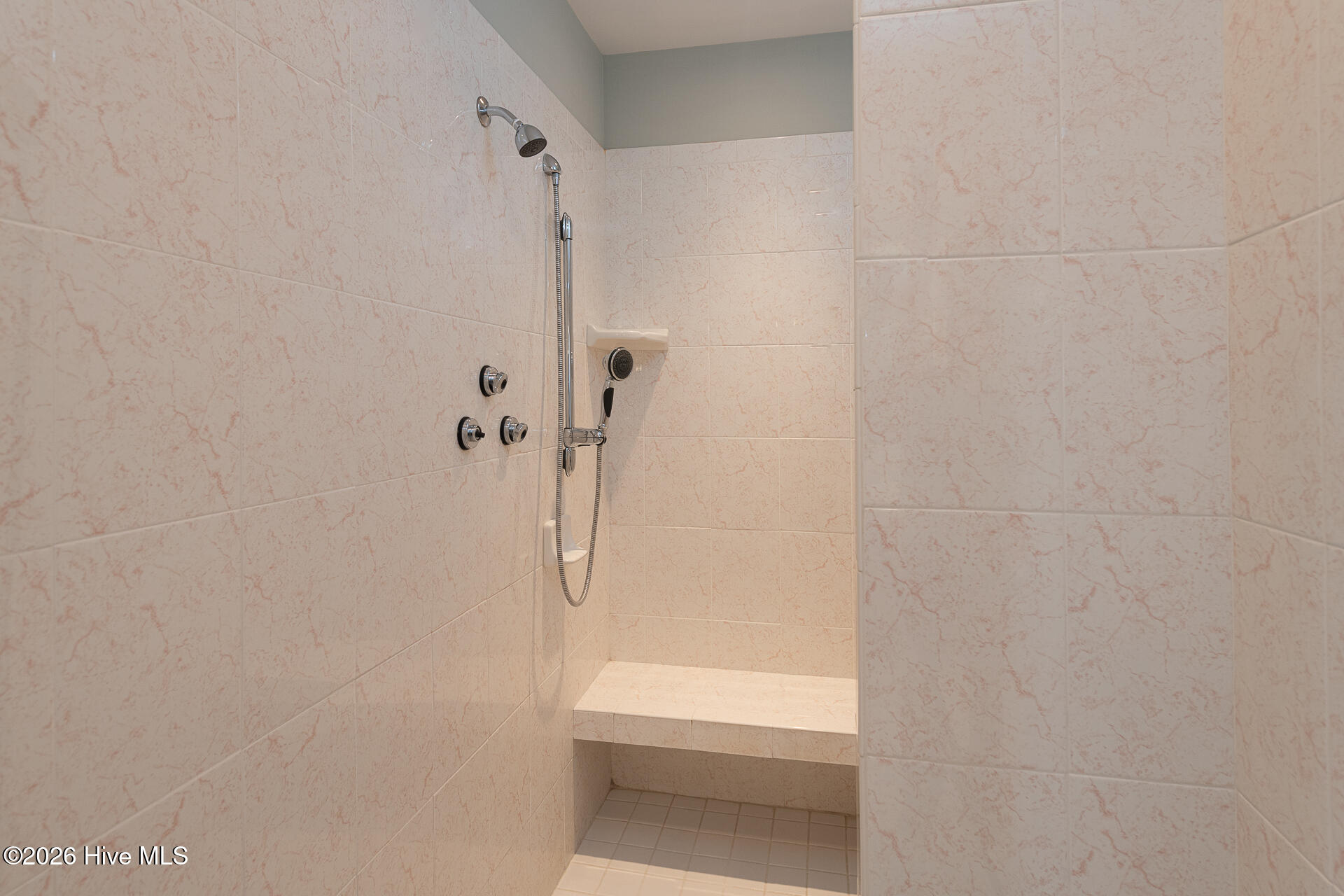 100562037 | Photo 53