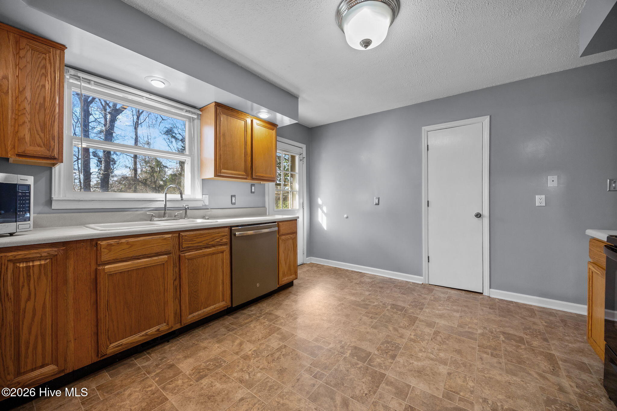 100548233 | Photo 24