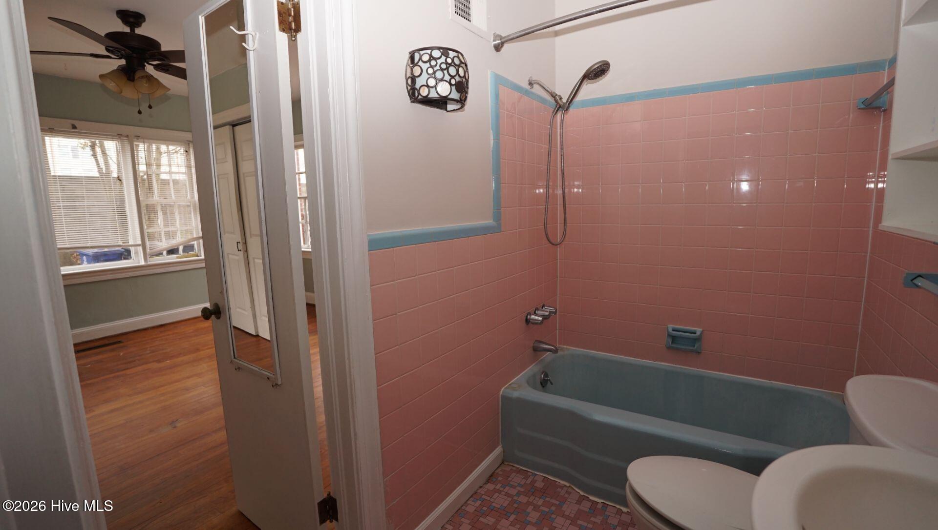 100547653 | Photo 12