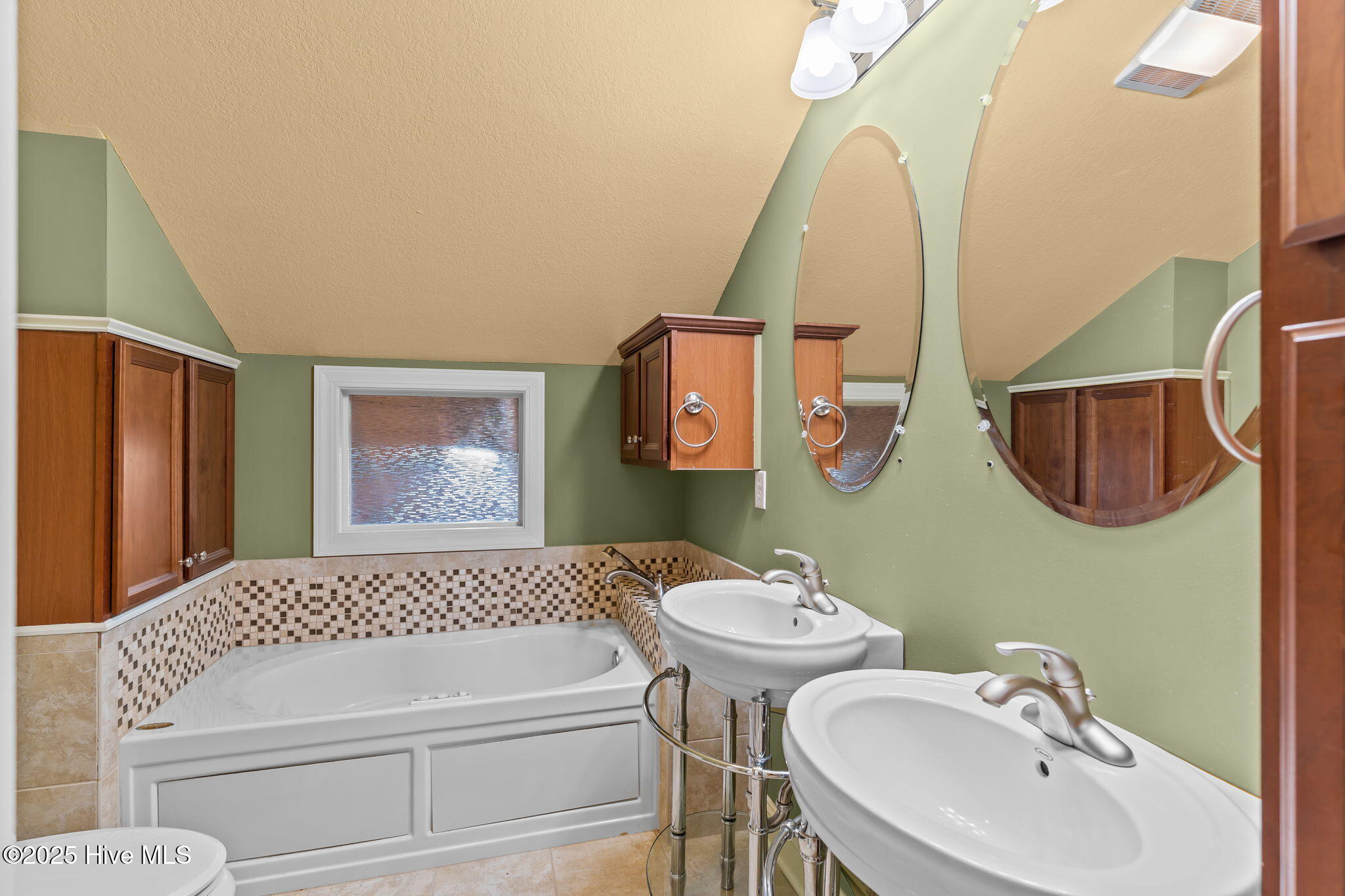 100540353 | Photo 37