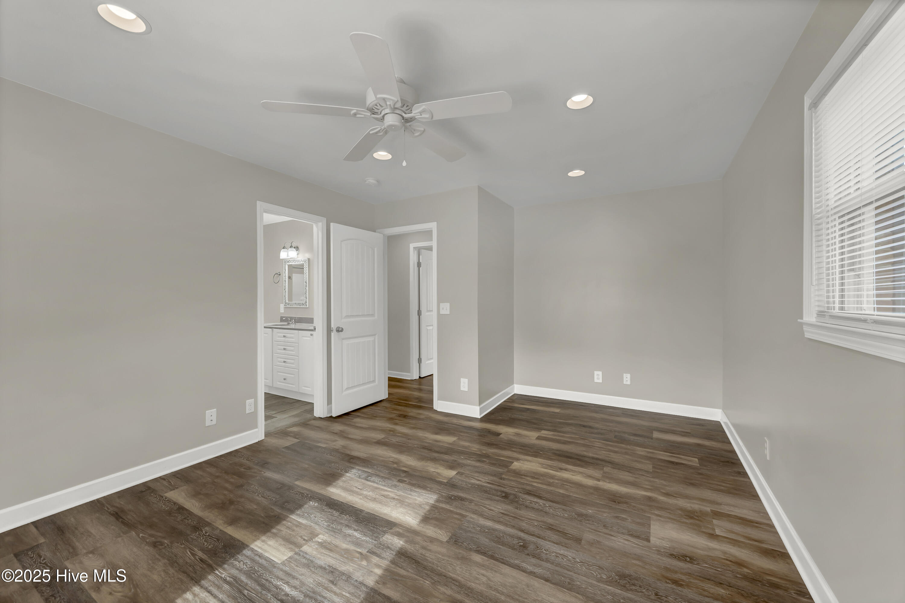 100543844 | Photo 14