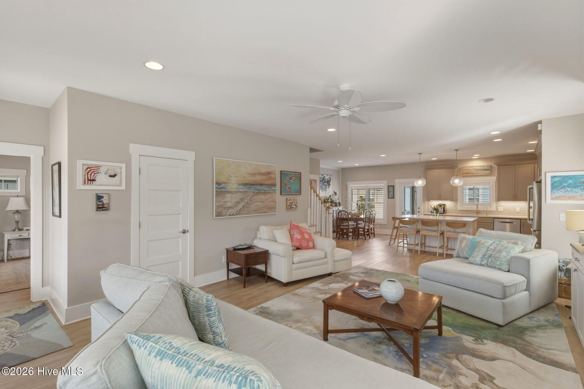 100562049 | Photo 16