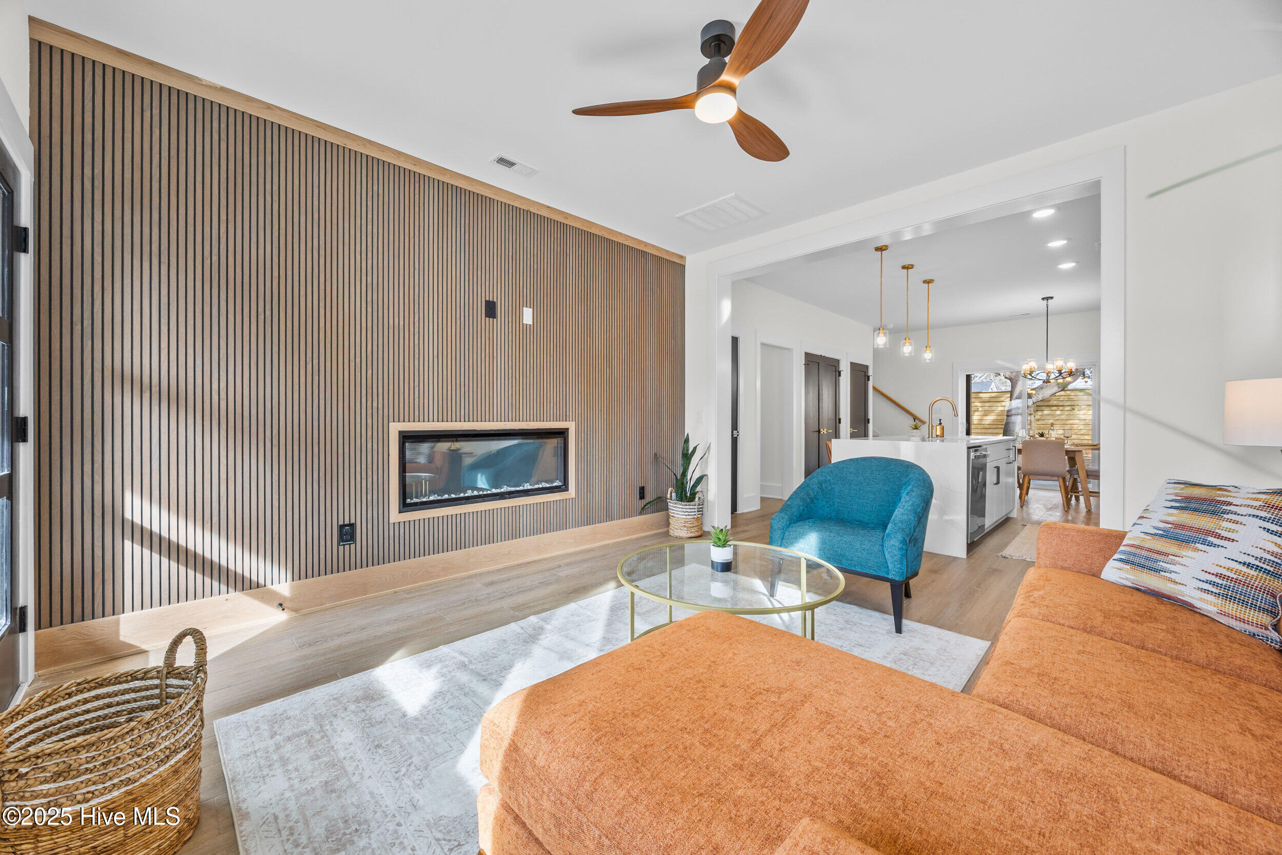 100557890 | Photo 11