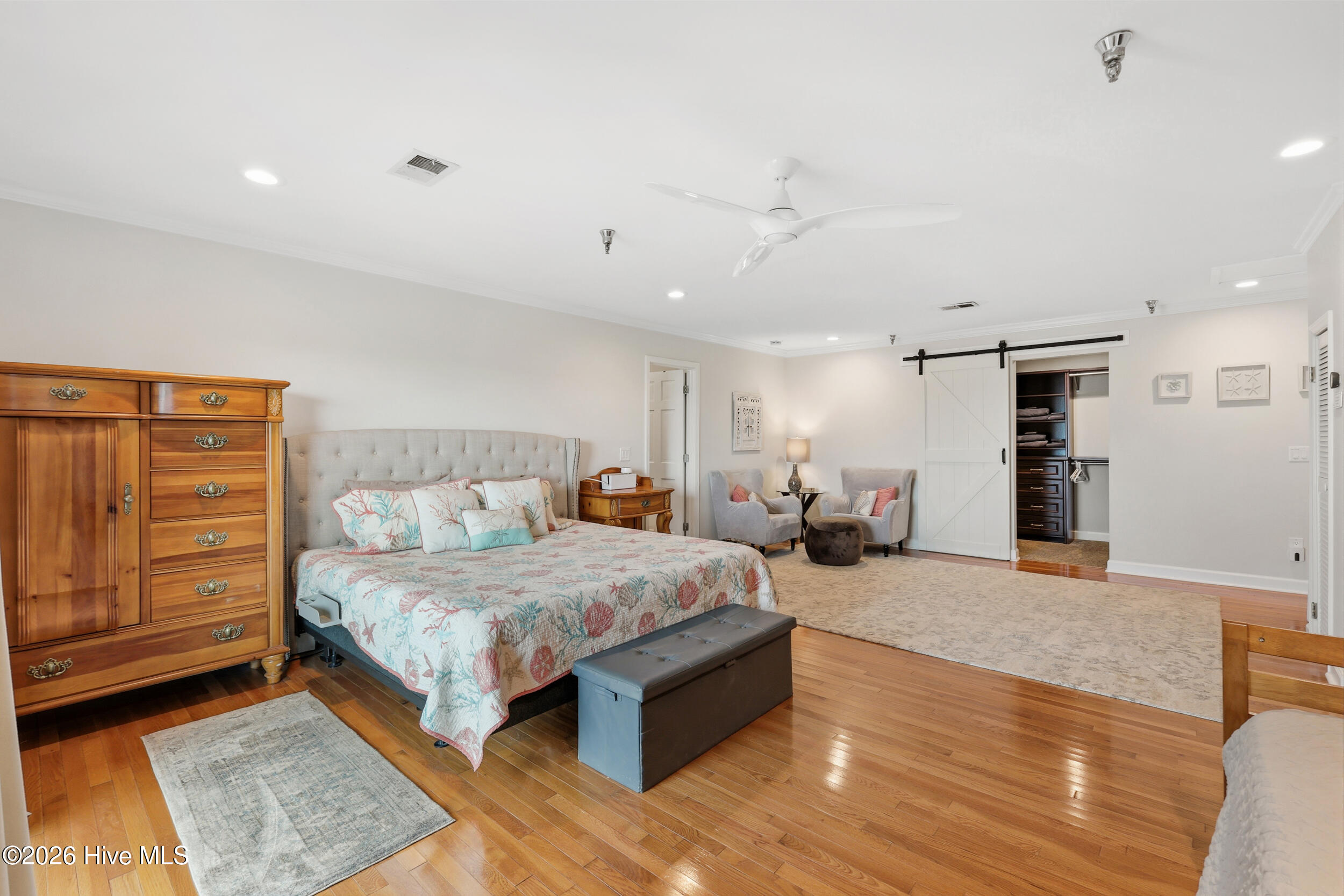 100569323 | Photo 18