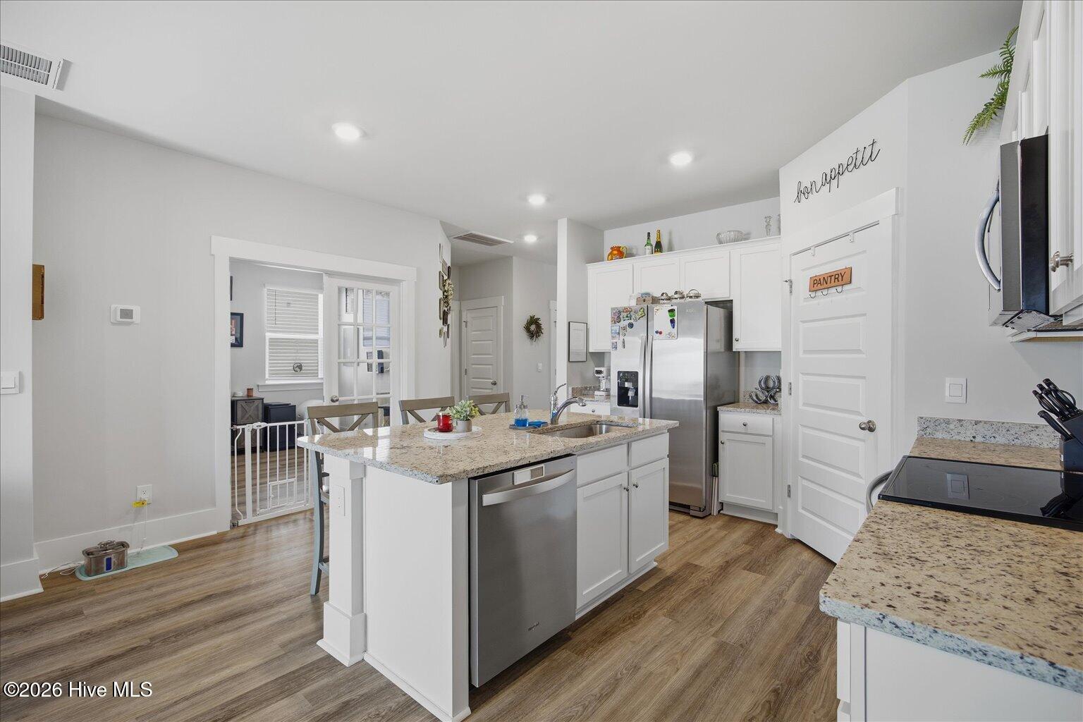 100568001 | Photo 22