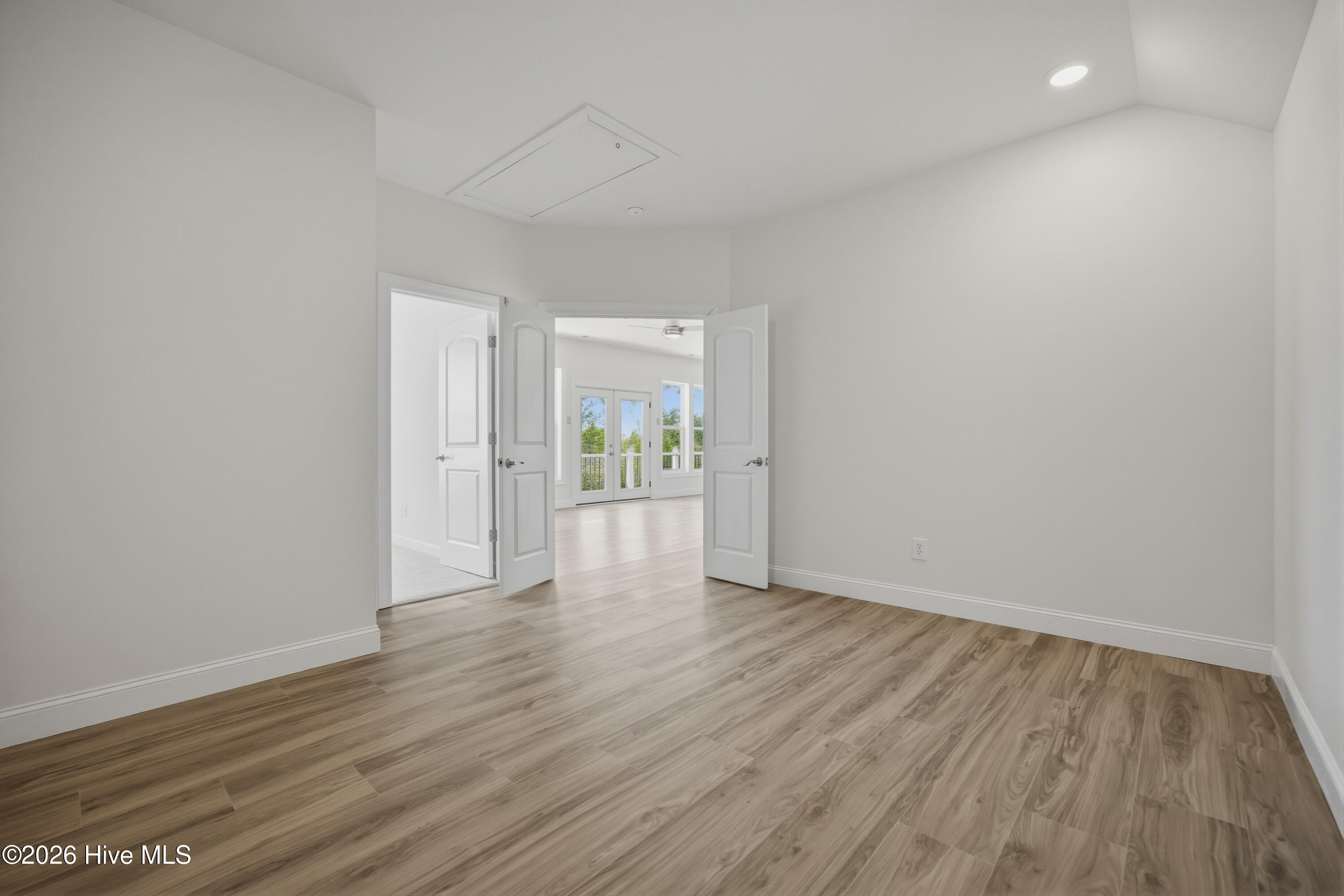 100569941 | Photo 38